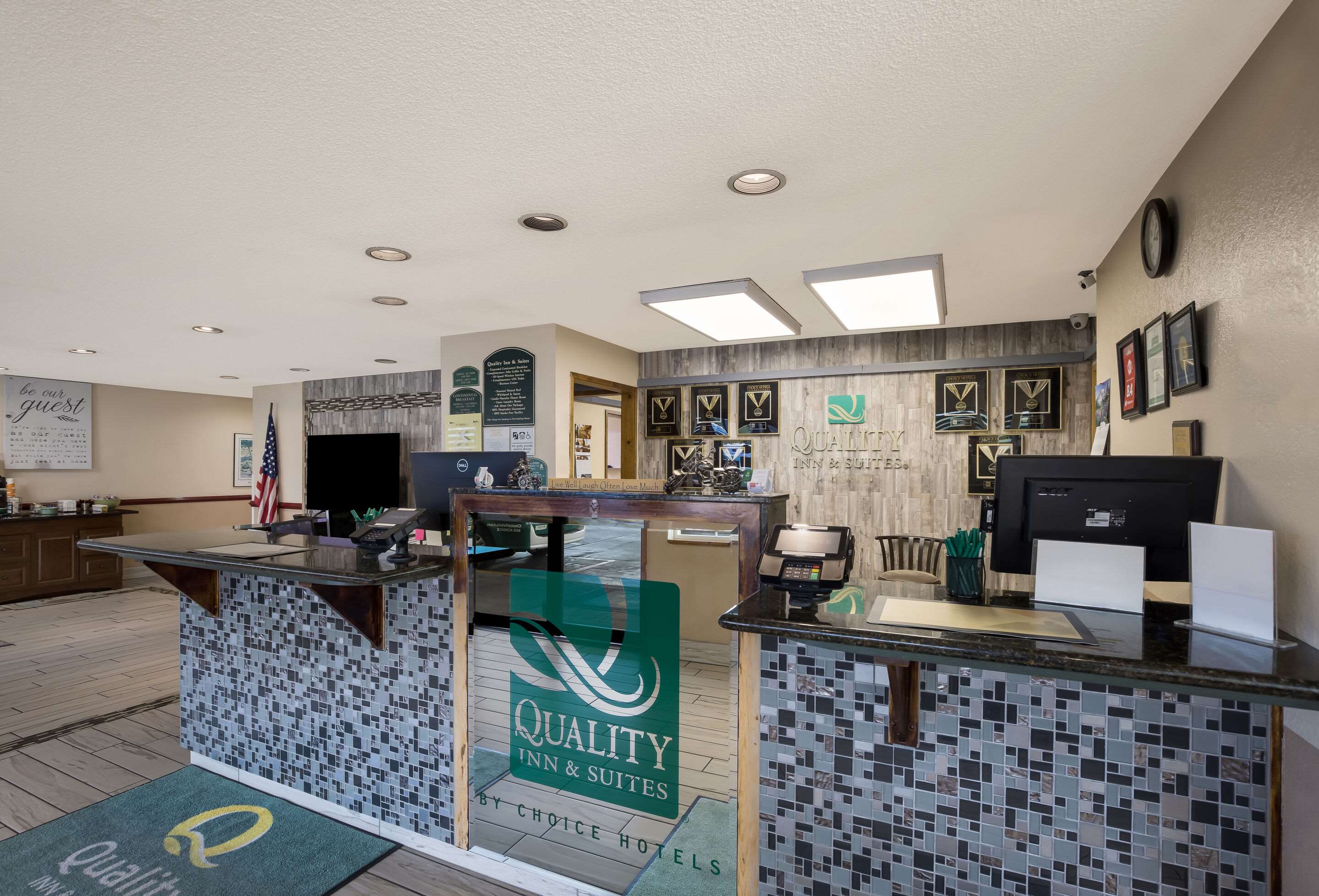 Hotel lobby | Quality Inn & Suites Medford Airport