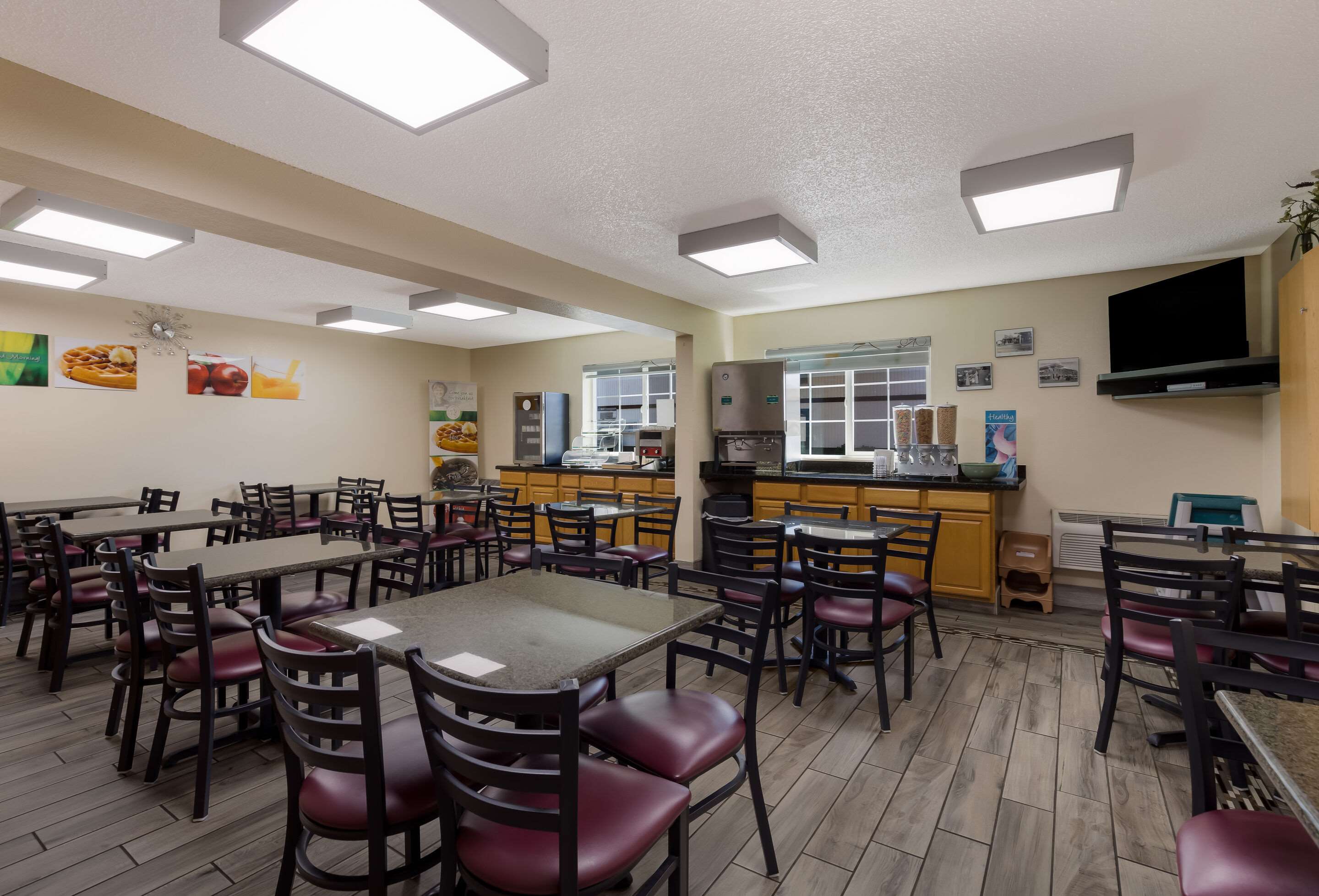 Breakfast area | Quality Inn & Suites Medford Airport