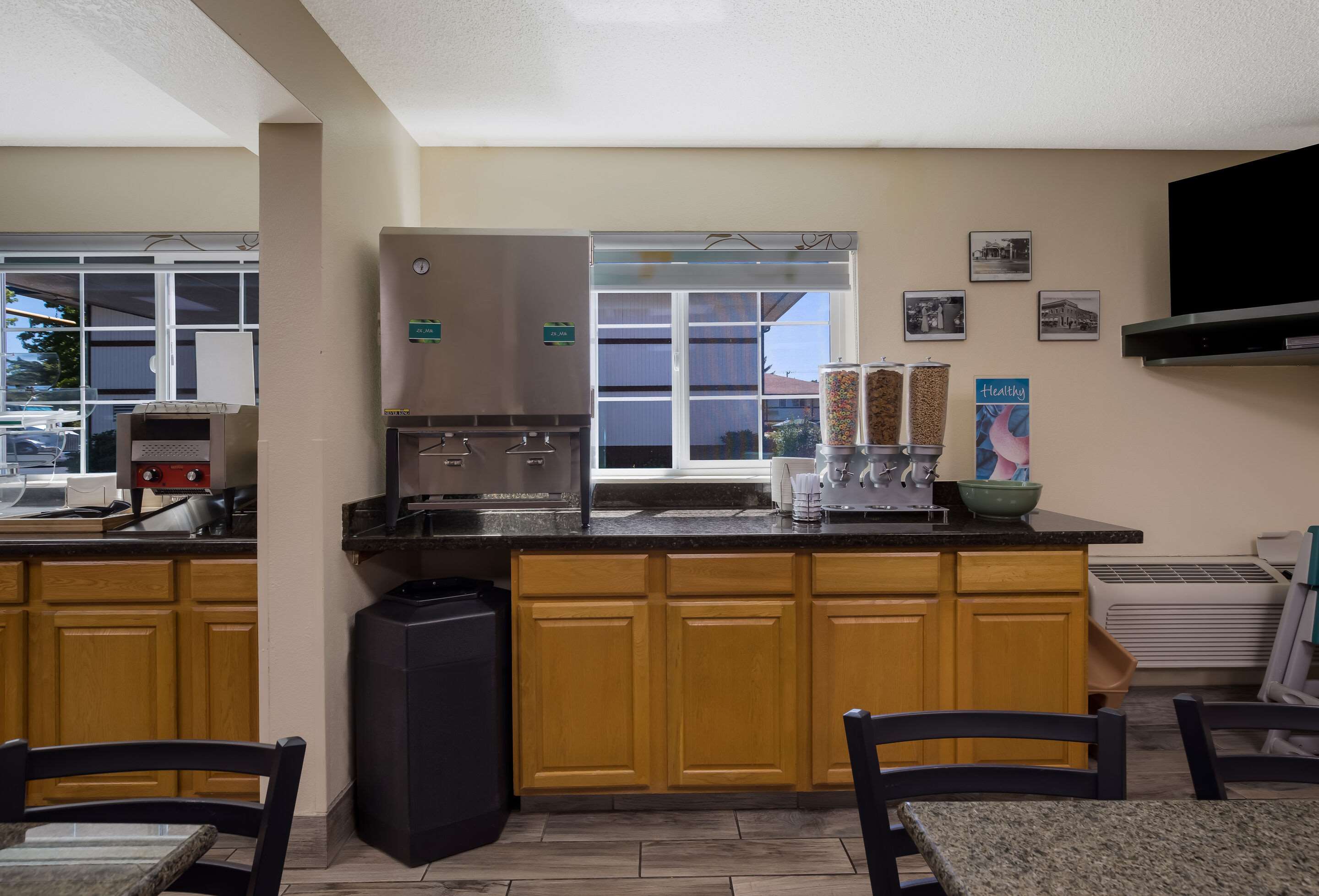 Spacious breakfast area | Quality Inn & Suites Medford Airport