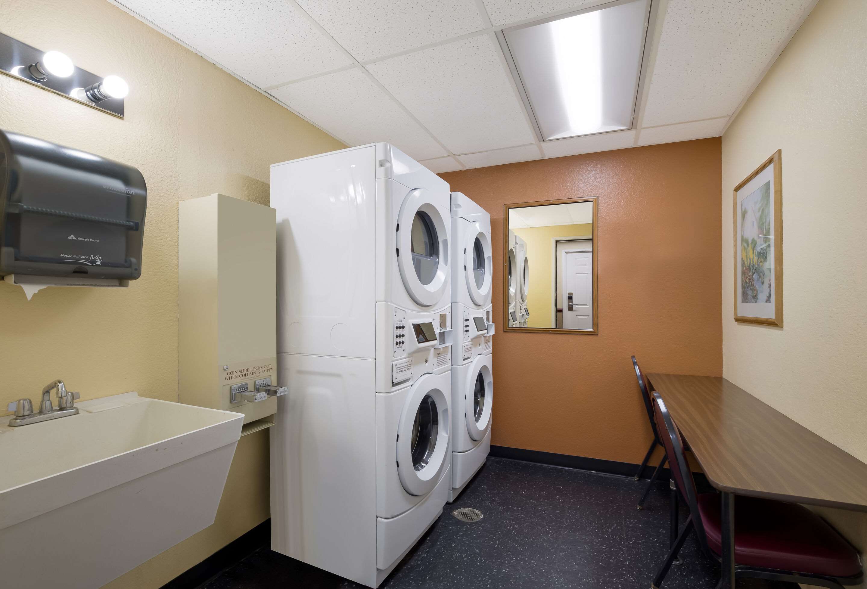 Guest laundry facilities | Quality Inn & Suites Medford Airport
