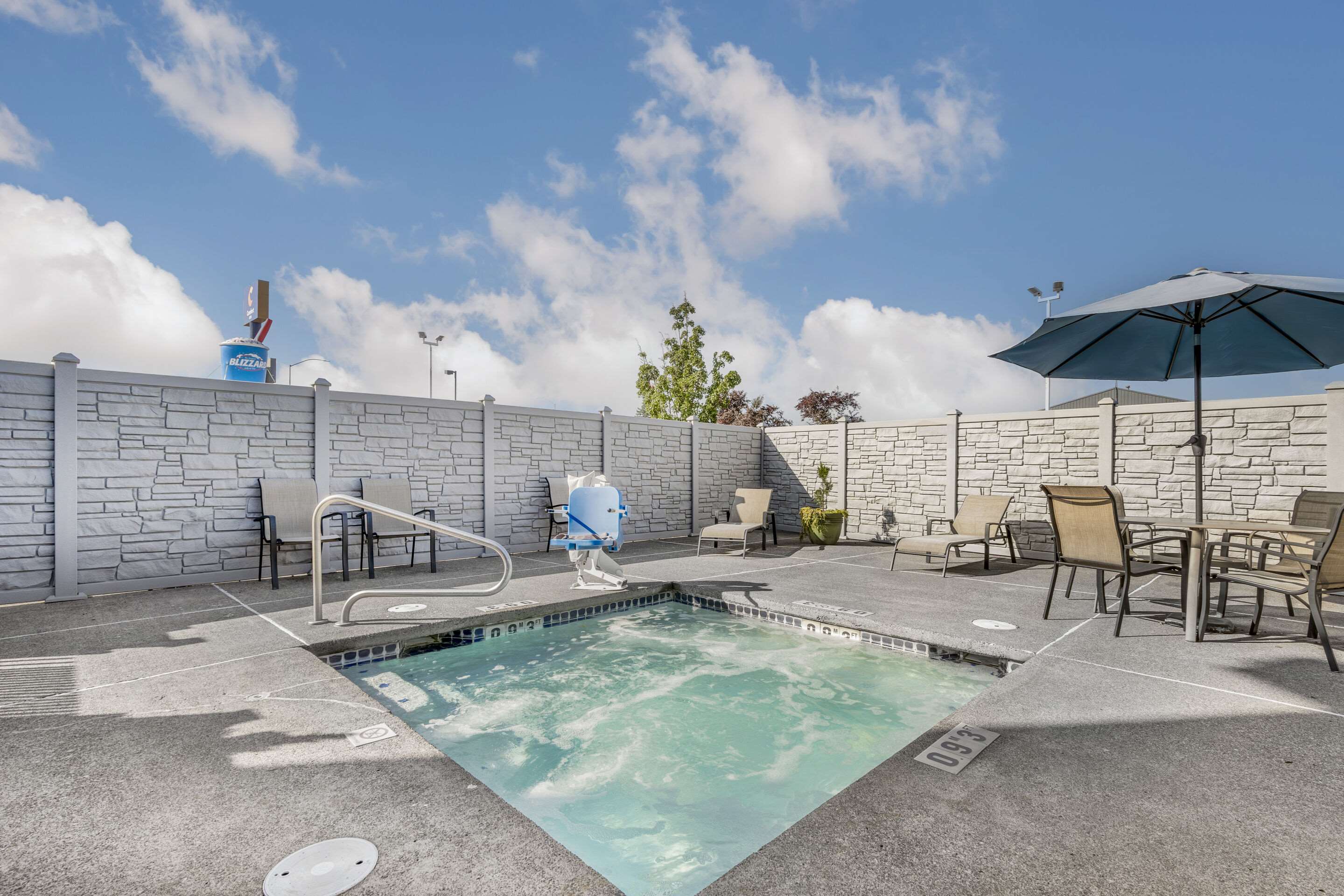 Outdoor hot tub | Comfort Inn Troutdale - Portland East