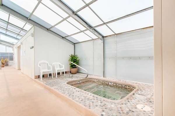 Pool - Clarion Inn Surfrider Resort Depoe Bay