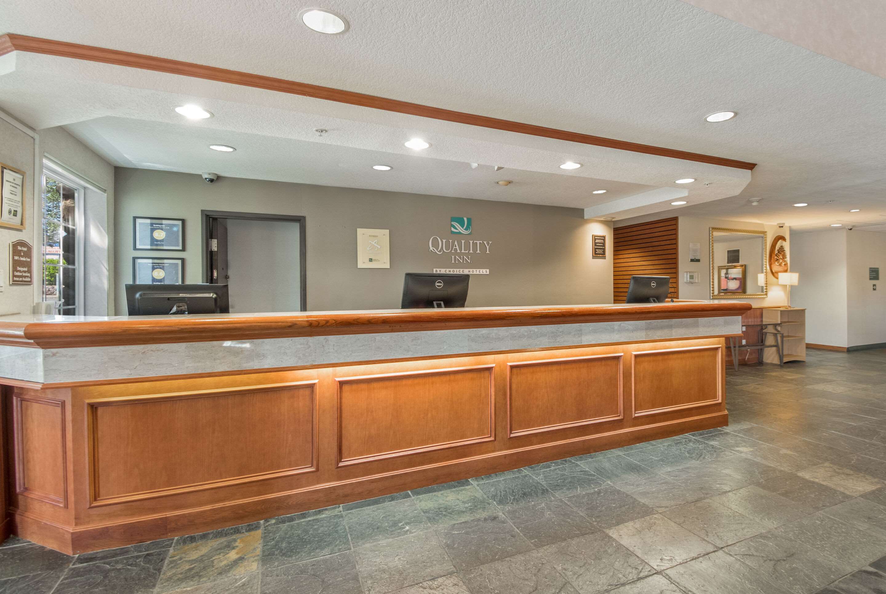 Front desk | Quality Inn