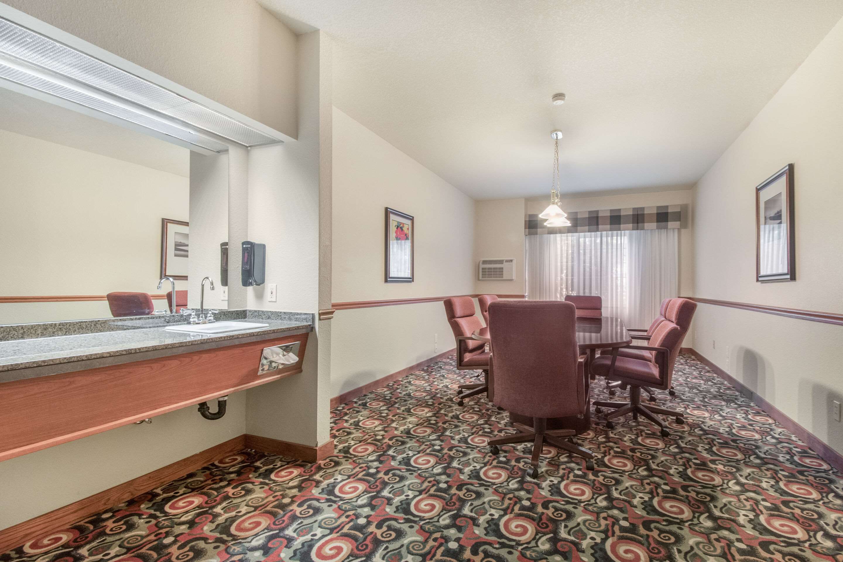 Board Room | Quality Inn