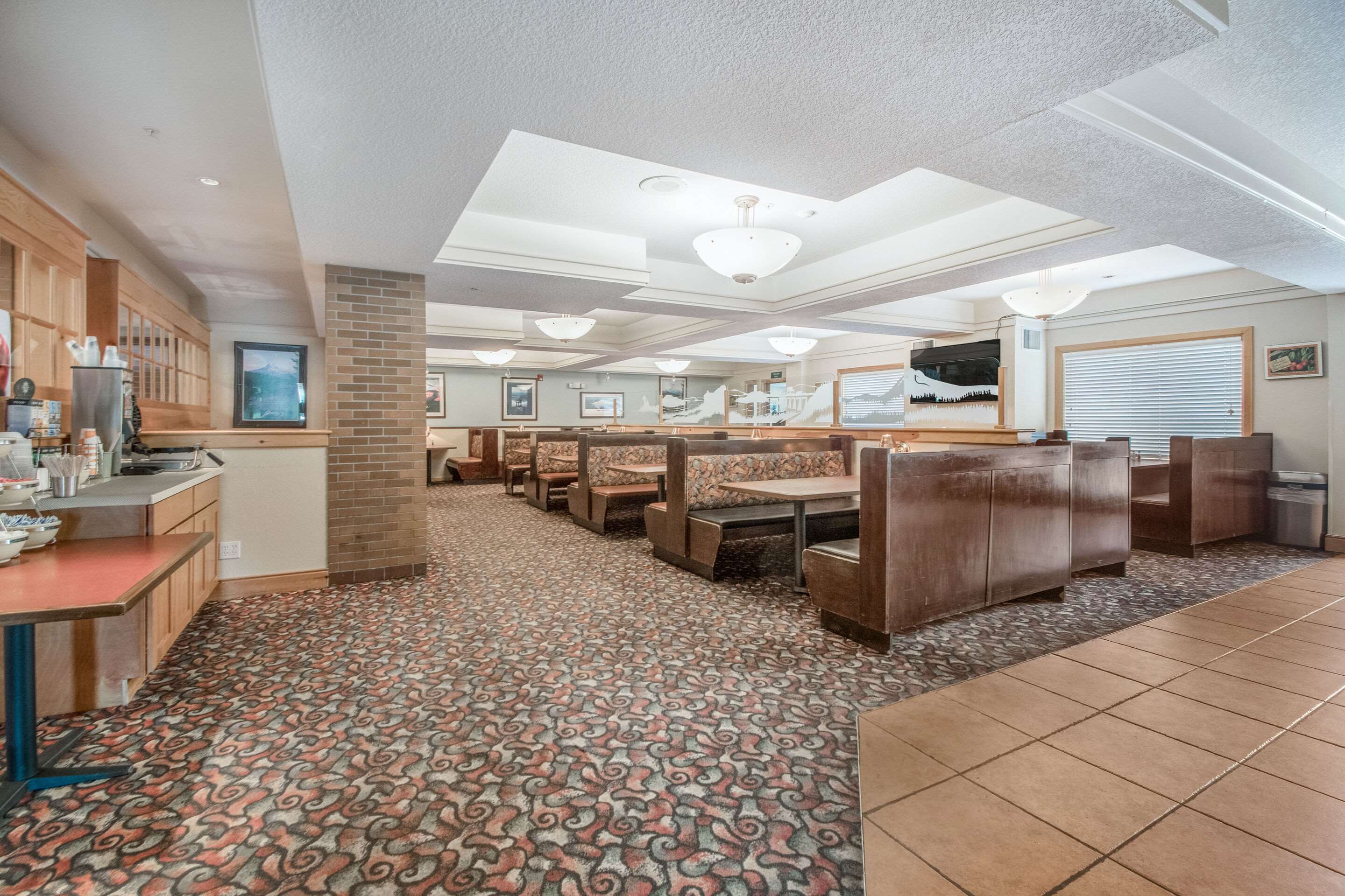 Enjoy breakfast in this seating area | Quality Inn