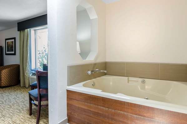 Suite - Comfort Inn & Suites Ashland - I-5, Exit 19