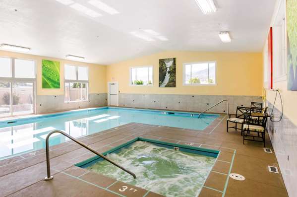 Pool - Comfort Inn & Suites Ashland - I-5, Exit 19