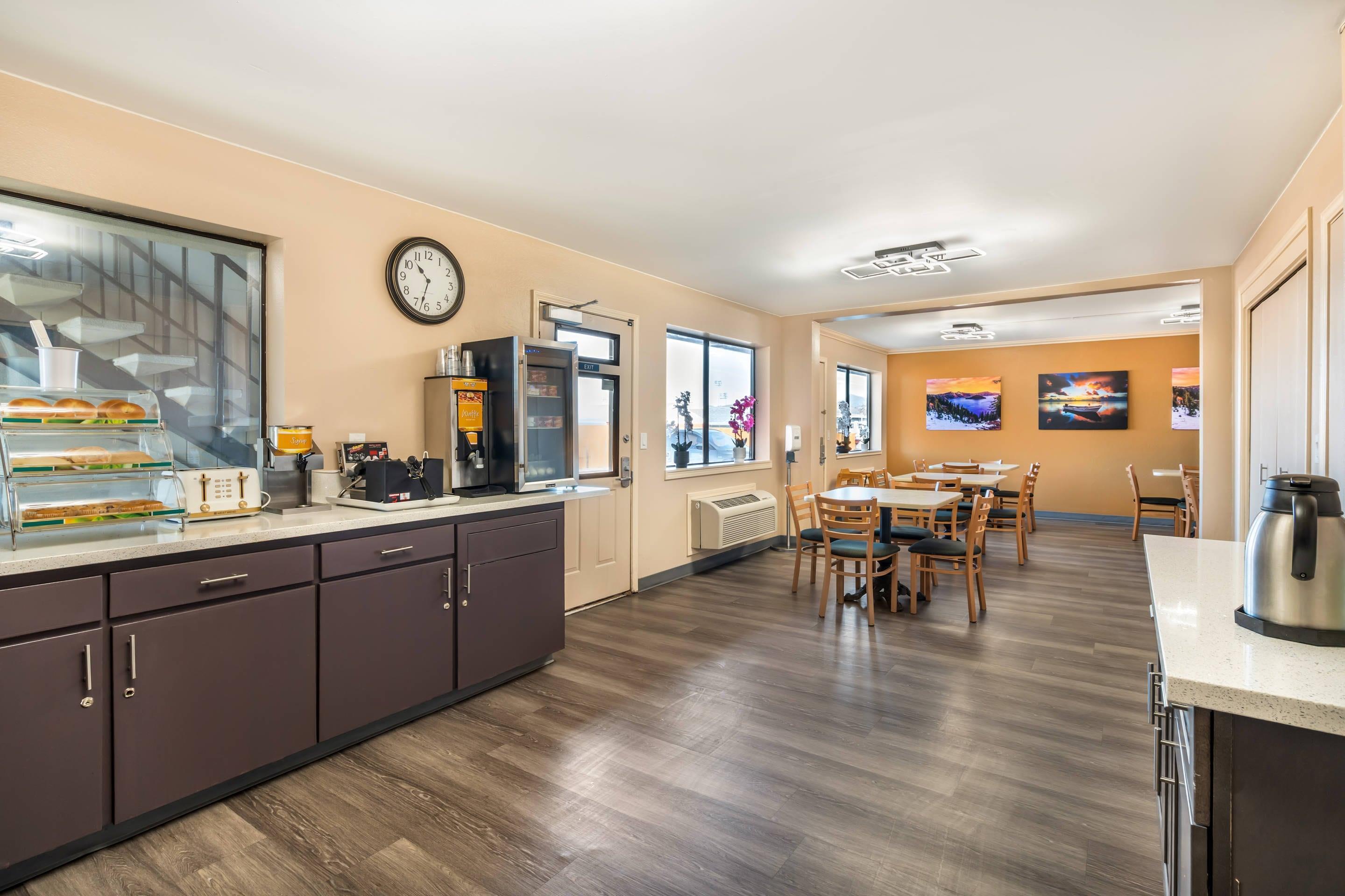 Breakfast area | Quality Inn Klamath Falls - Crater Lake Gateway