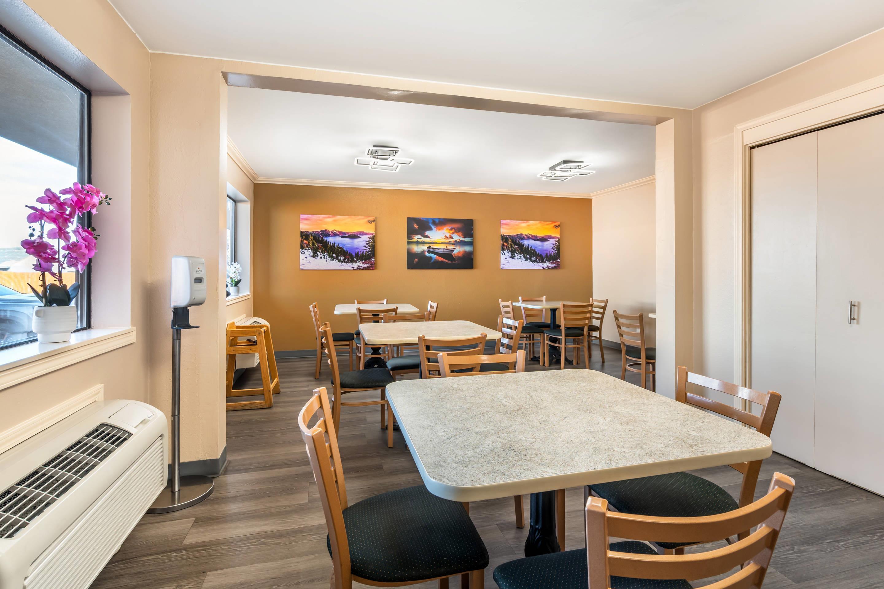 Breakfast area | Quality Inn Klamath Falls - Crater Lake Gateway