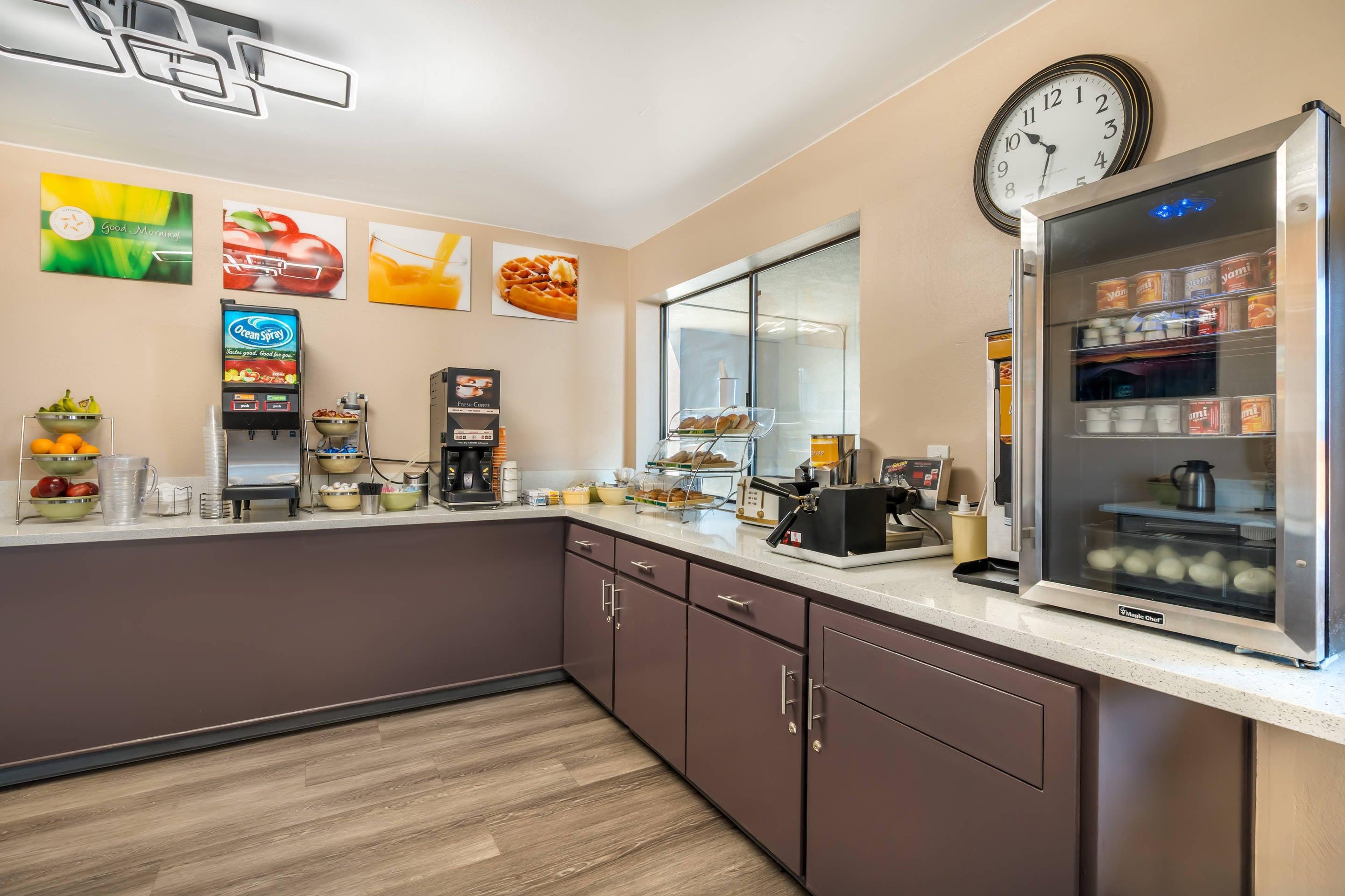 Breakfast area | Quality Inn Klamath Falls - Crater Lake Gateway