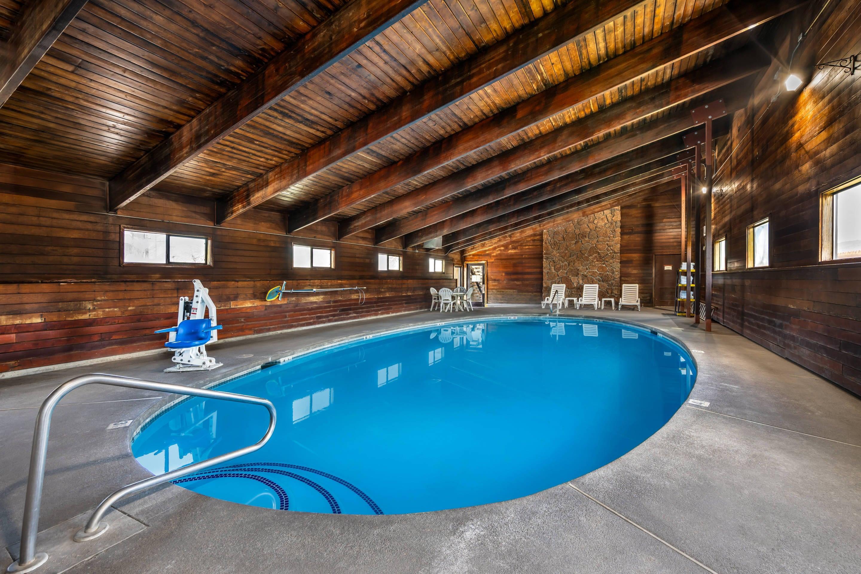 Outdoor pool | Quality Inn Klamath Falls - Crater Lake Gateway