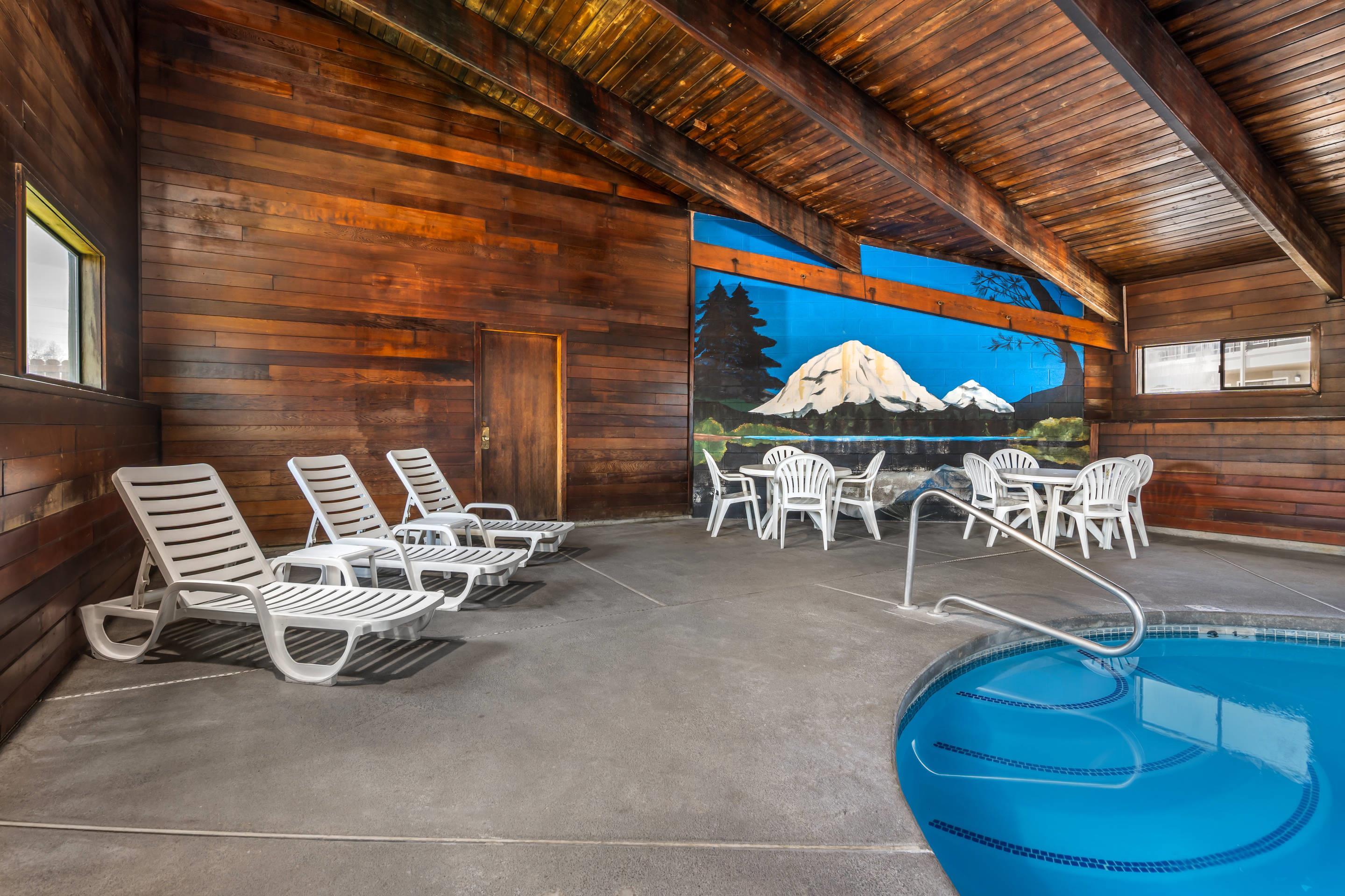 Outdoor pool | Quality Inn Klamath Falls - Crater Lake Gateway