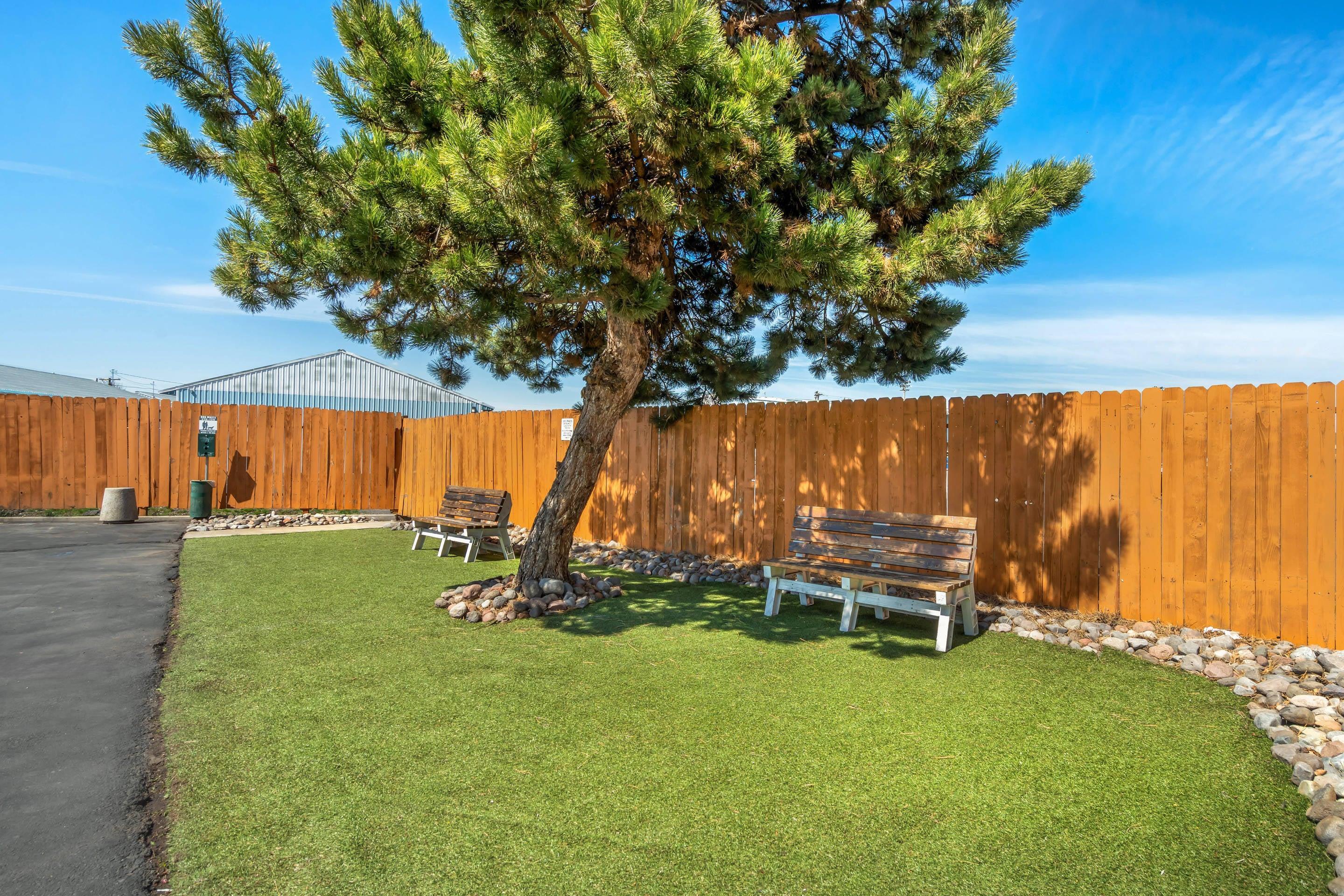 Outdoor area | Quality Inn Klamath Falls - Crater Lake Gateway