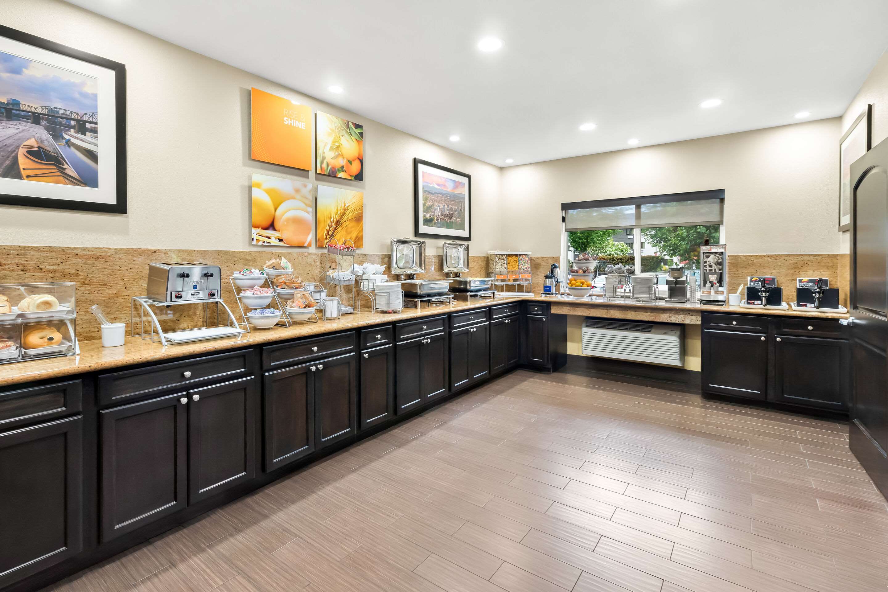 Breakfast area | Comfort Suites Portland Airport