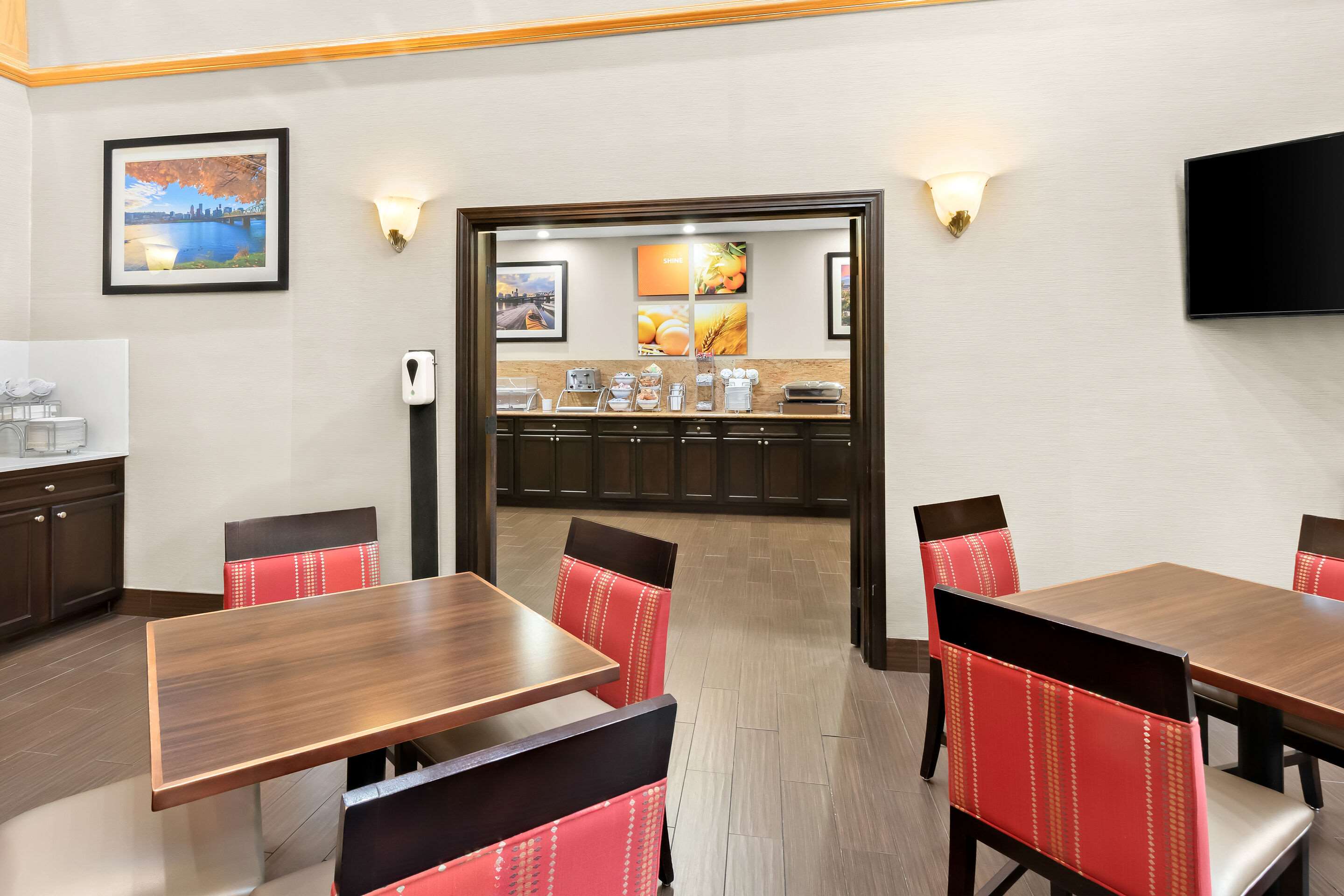 Breakfast area | Comfort Suites Portland Airport