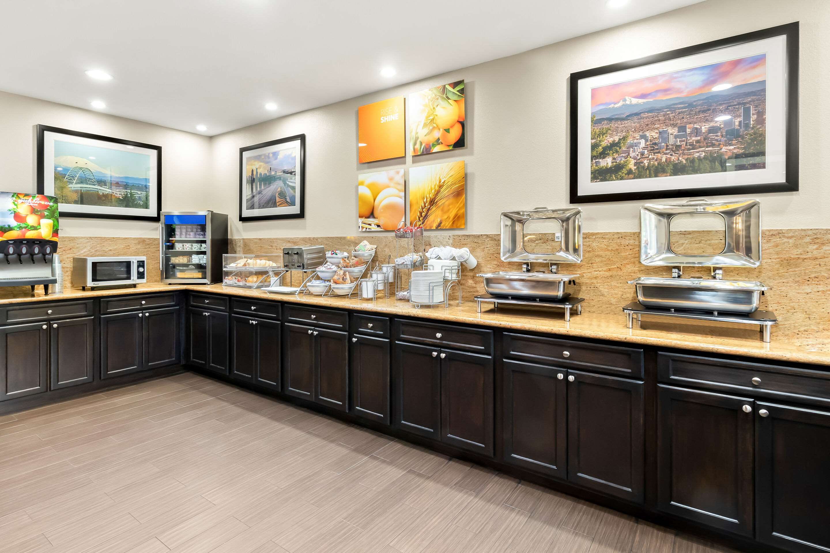 Breakfast area | Comfort Suites Portland Airport