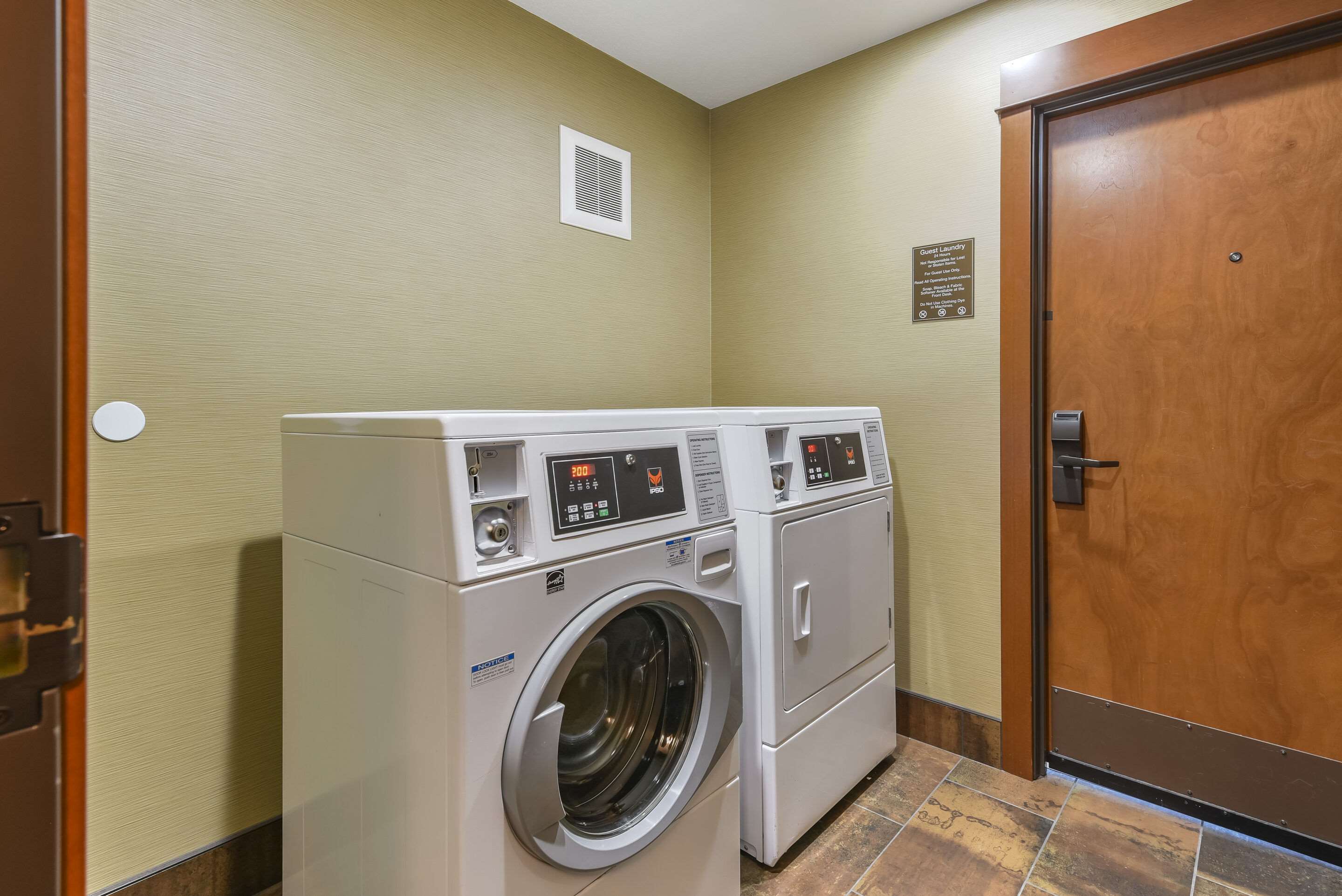 Guest laundry facilities | Kathryn Riverfront Inn, an Ascend Collection Hotel