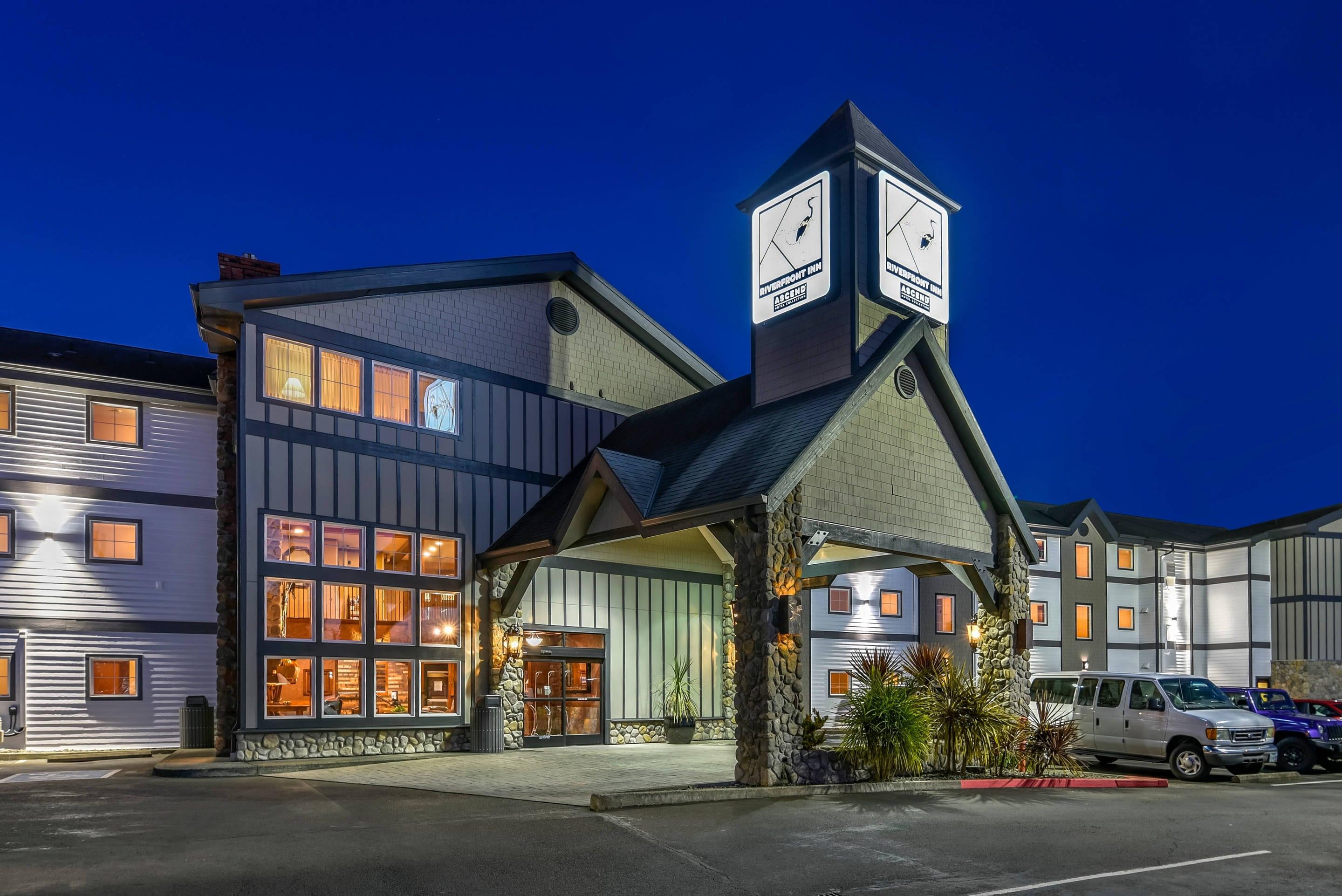 Hotel Entrance | Kathryn Riverfront Inn, an Ascend Collection Hotel