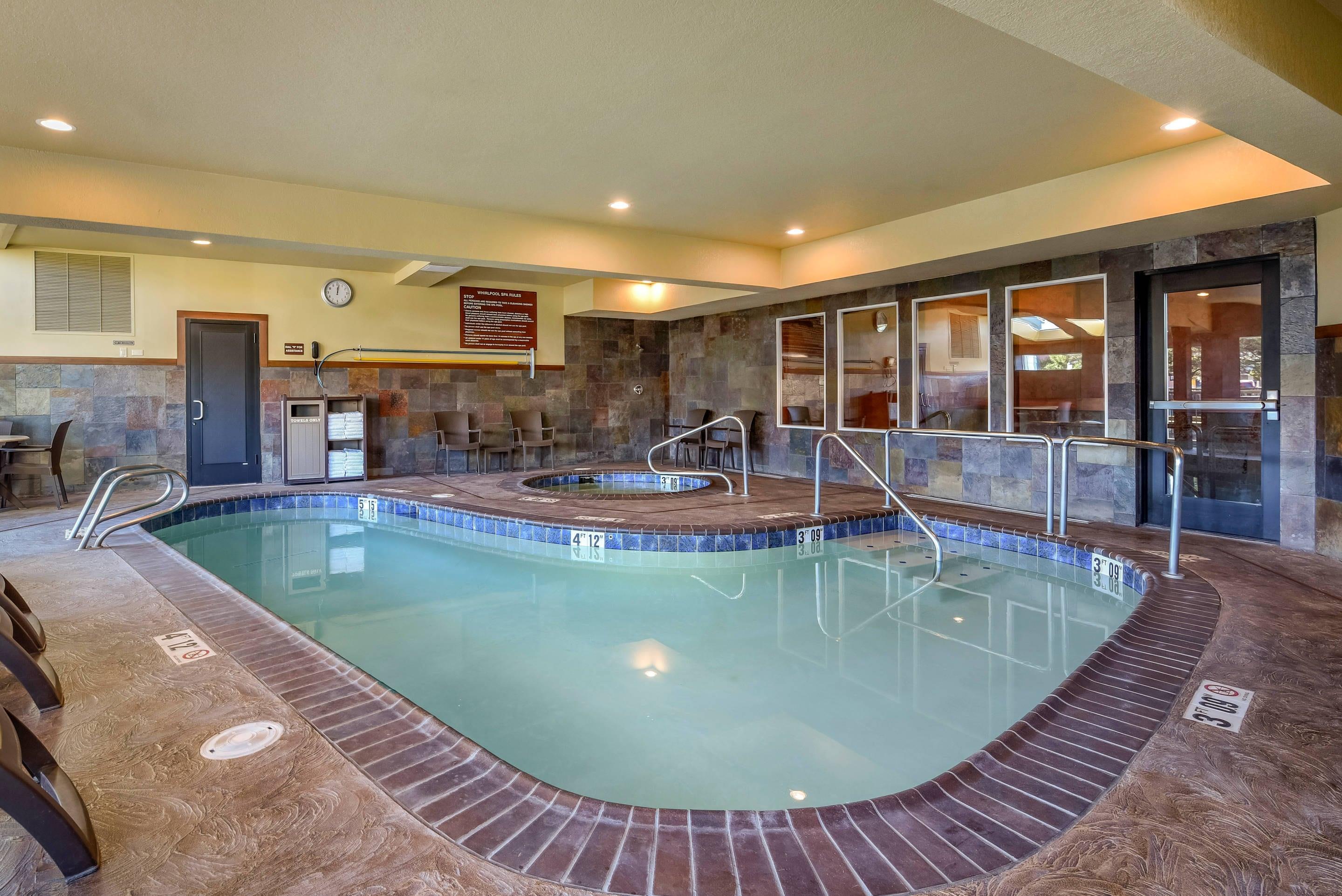 Indoor pool | Kathryn Riverfront Inn, an Ascend Collection Hotel