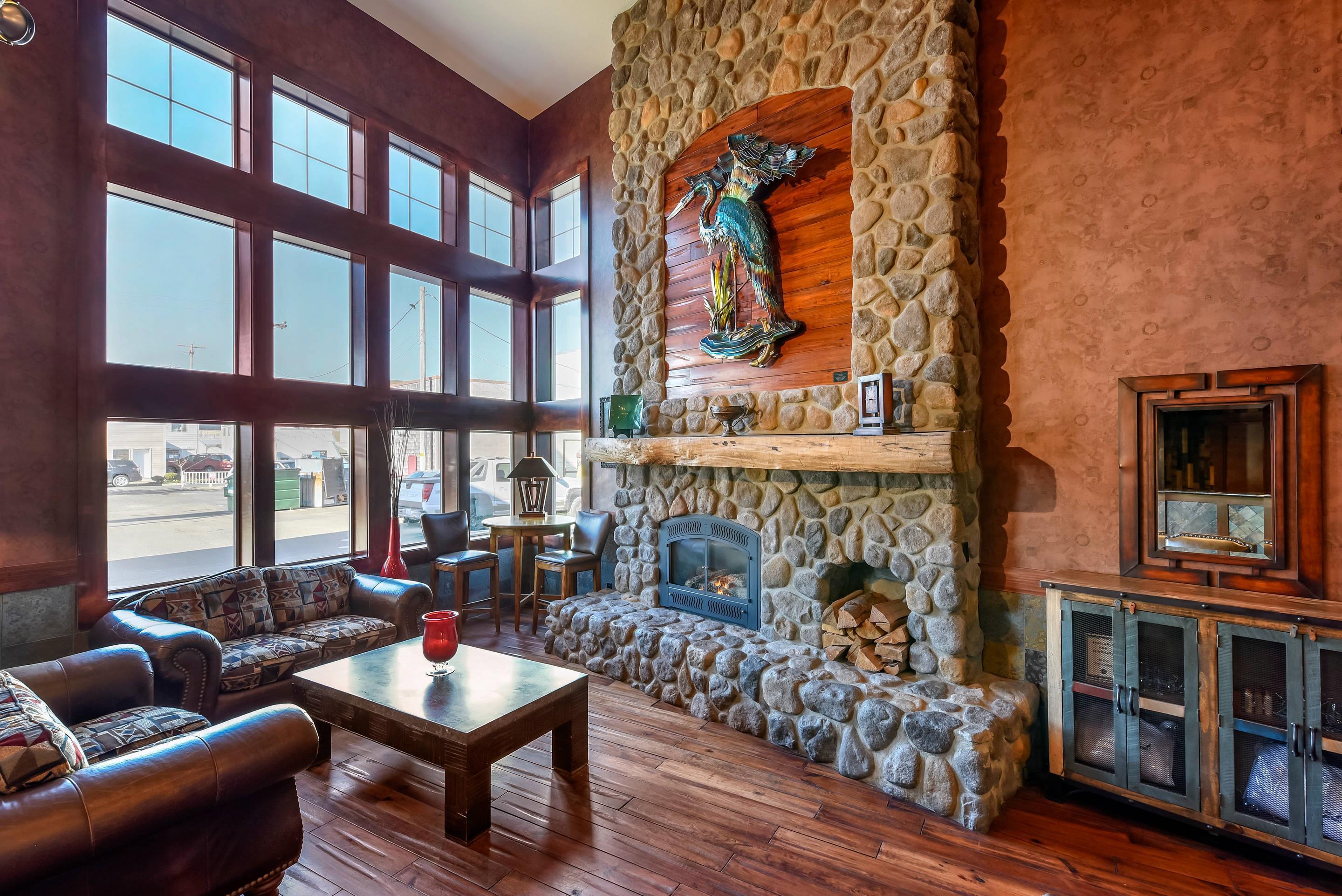 Lobby with sitting area | Kathryn Riverfront Inn, an Ascend Collection Hotel