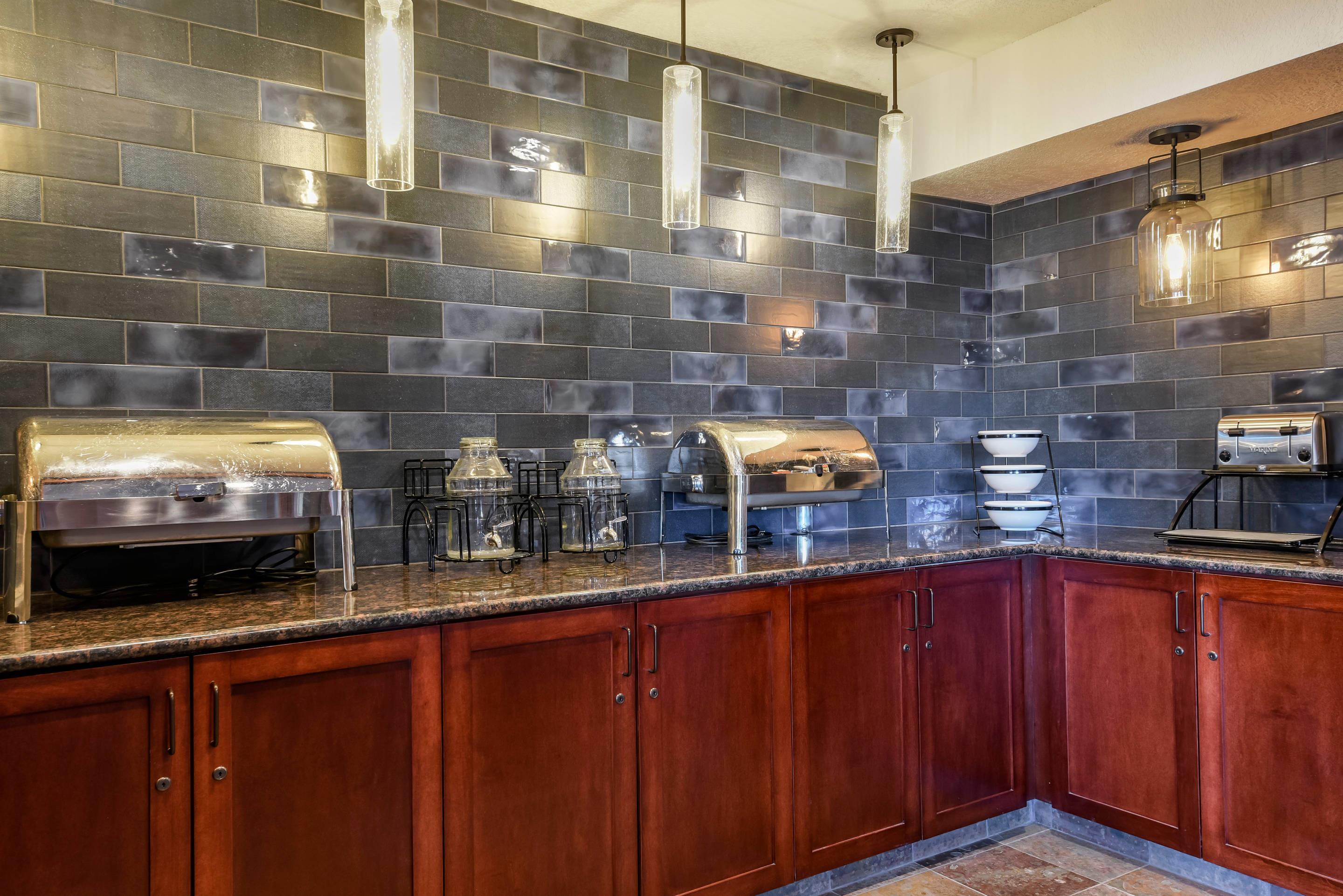Breakfast area | Kathryn Riverfront Inn, an Ascend Collection Hotel