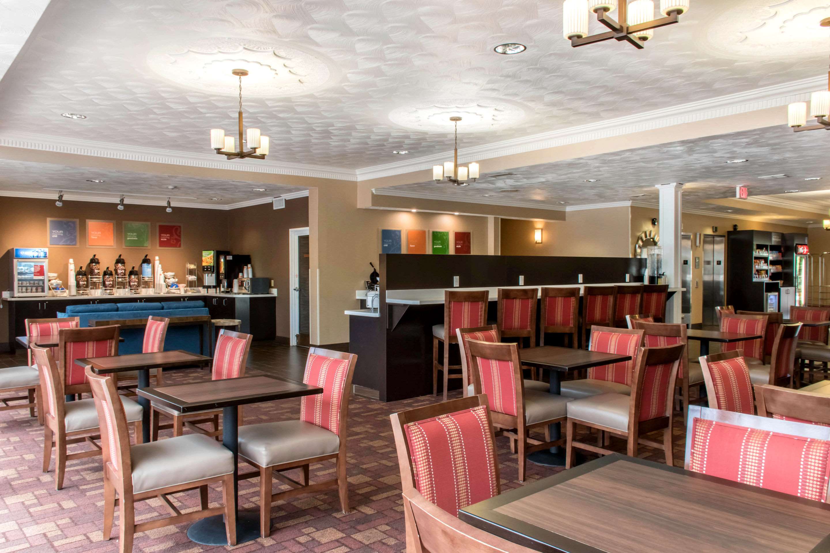 Breakfast area | Comfort Suites Scranton near Montage Mountain