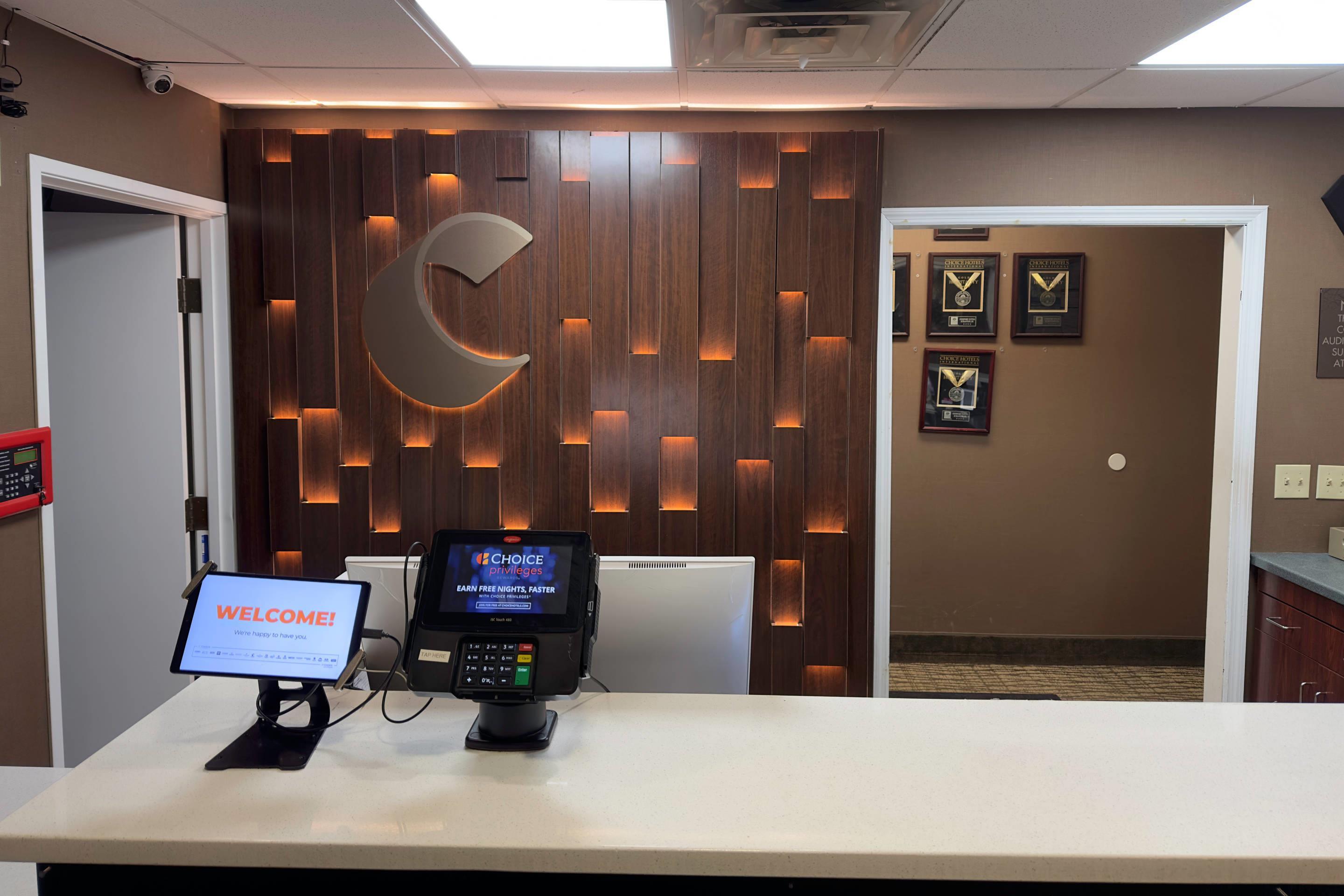 Front desk | Comfort Suites Scranton near Montage Mountain