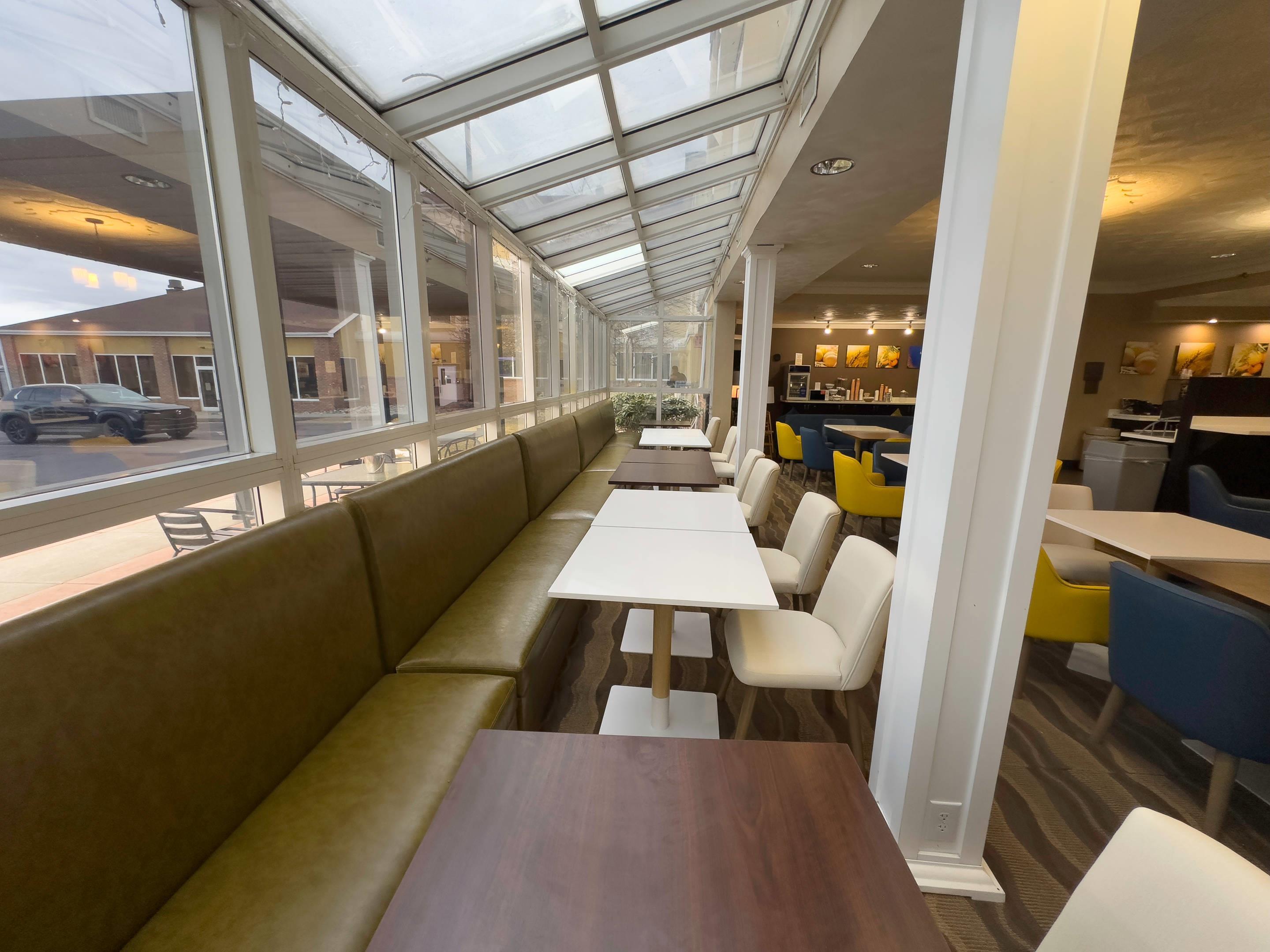 Enjoy breakfast in this seating area | Comfort Suites Scranton near Montage Mountain