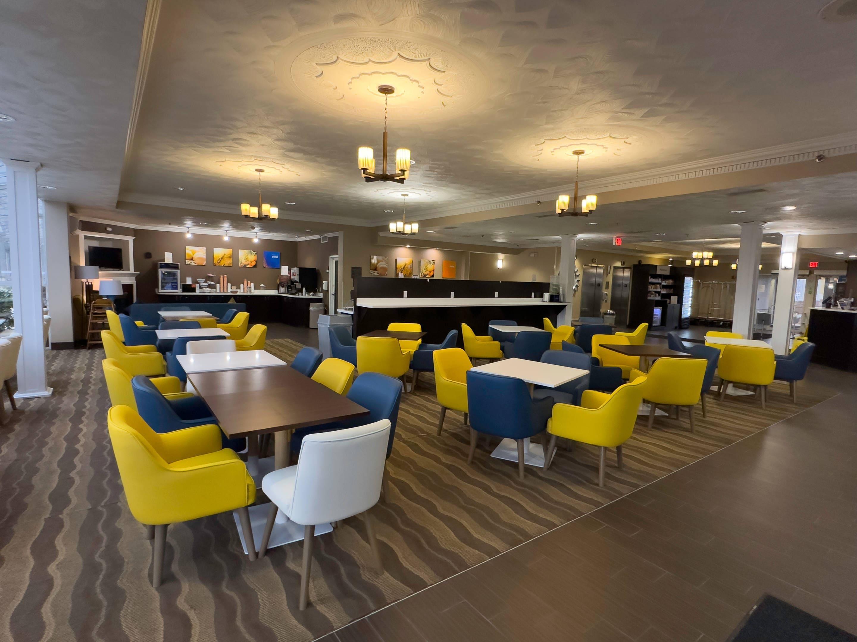Enjoy breakfast in this seating area | Comfort Suites Scranton near Montage Mountain