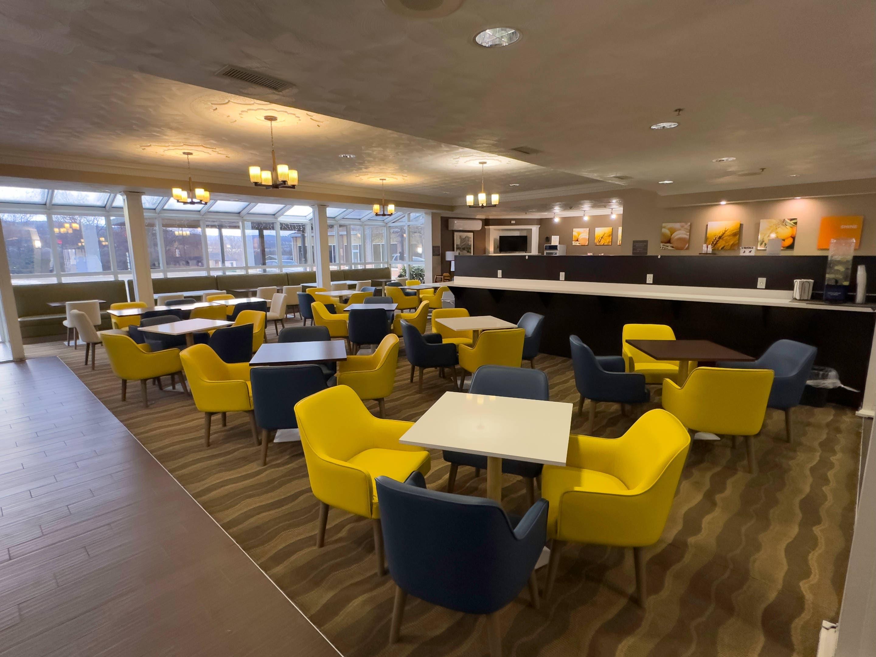 Enjoy breakfast in this seating area | Comfort Suites Scranton near Montage Mountain