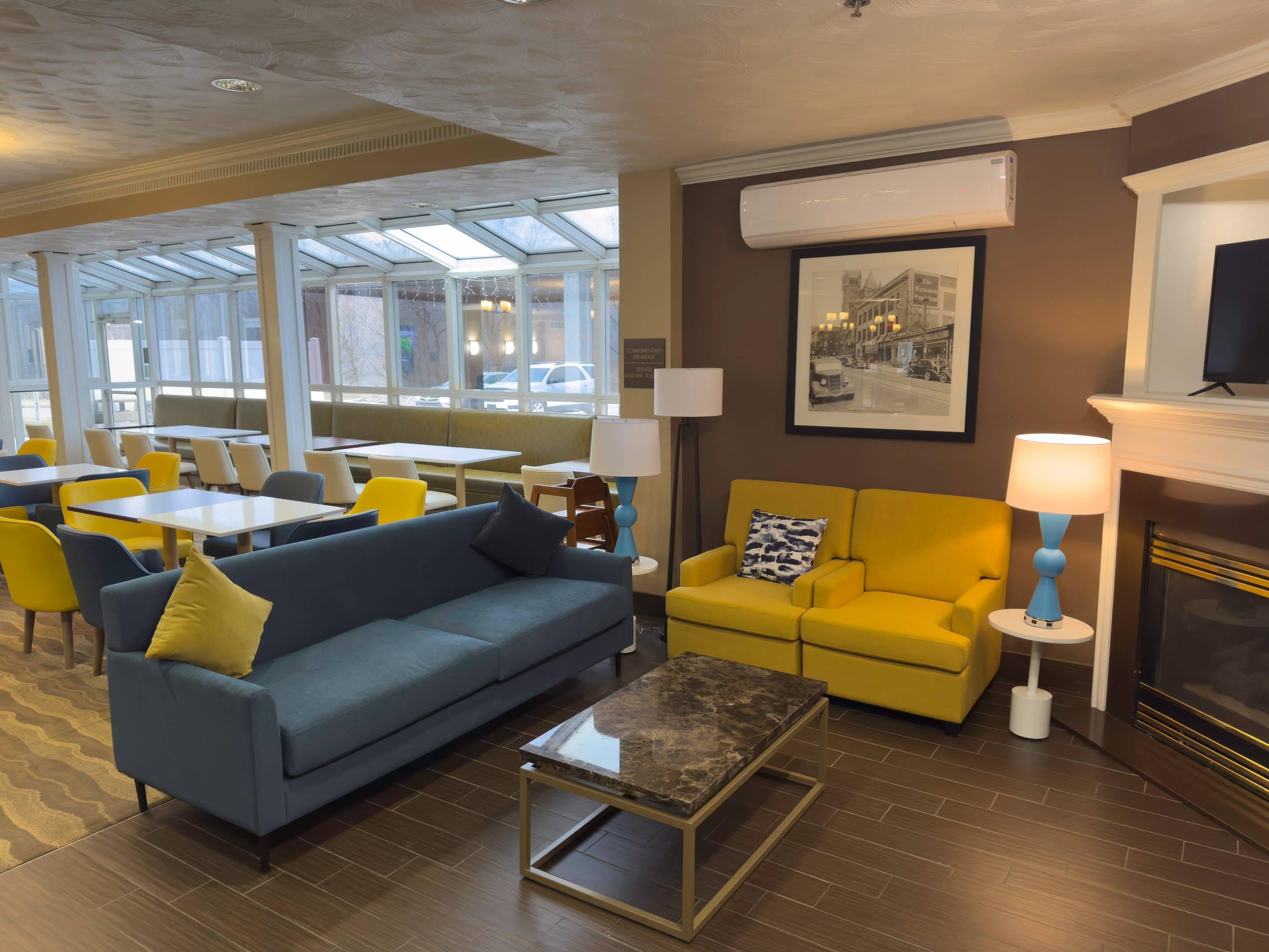 Enjoy breakfast in this seating area | Comfort Suites Scranton near Montage Mountain