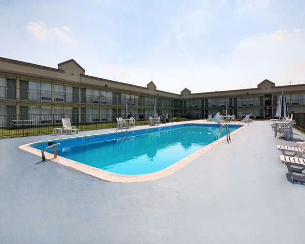 Pool - Quality Inn & Suites York