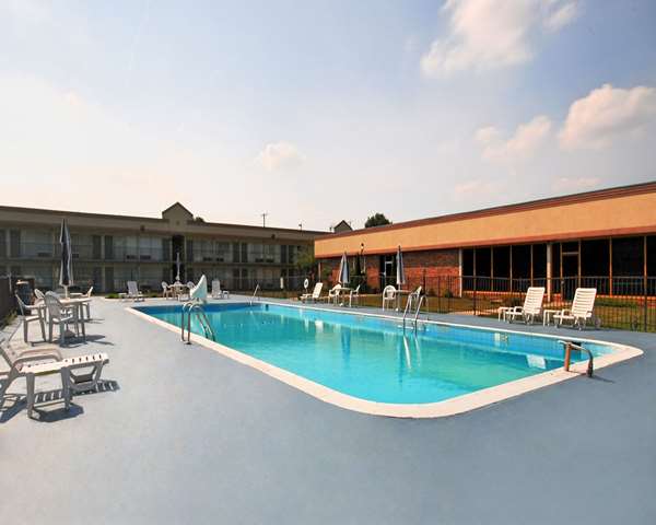 Pool - Quality Inn & Suites York