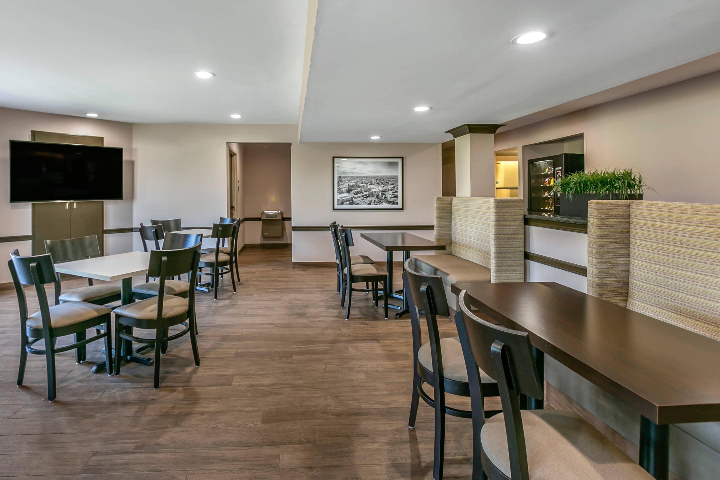 Breakfast area | Sleep Inn Allentown - Fogelsville