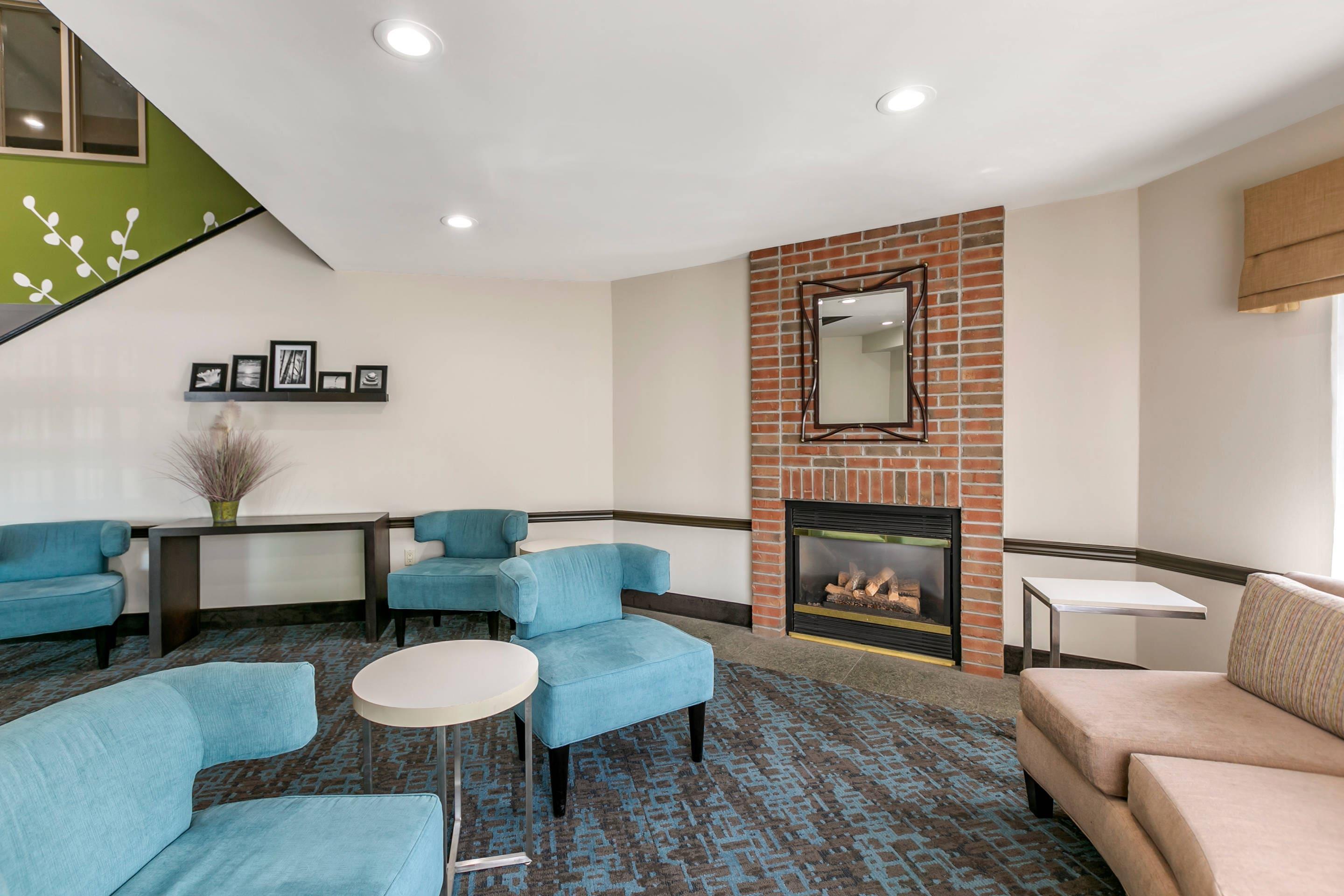 Lobby with sitting area | Sleep Inn Allentown - Fogelsville