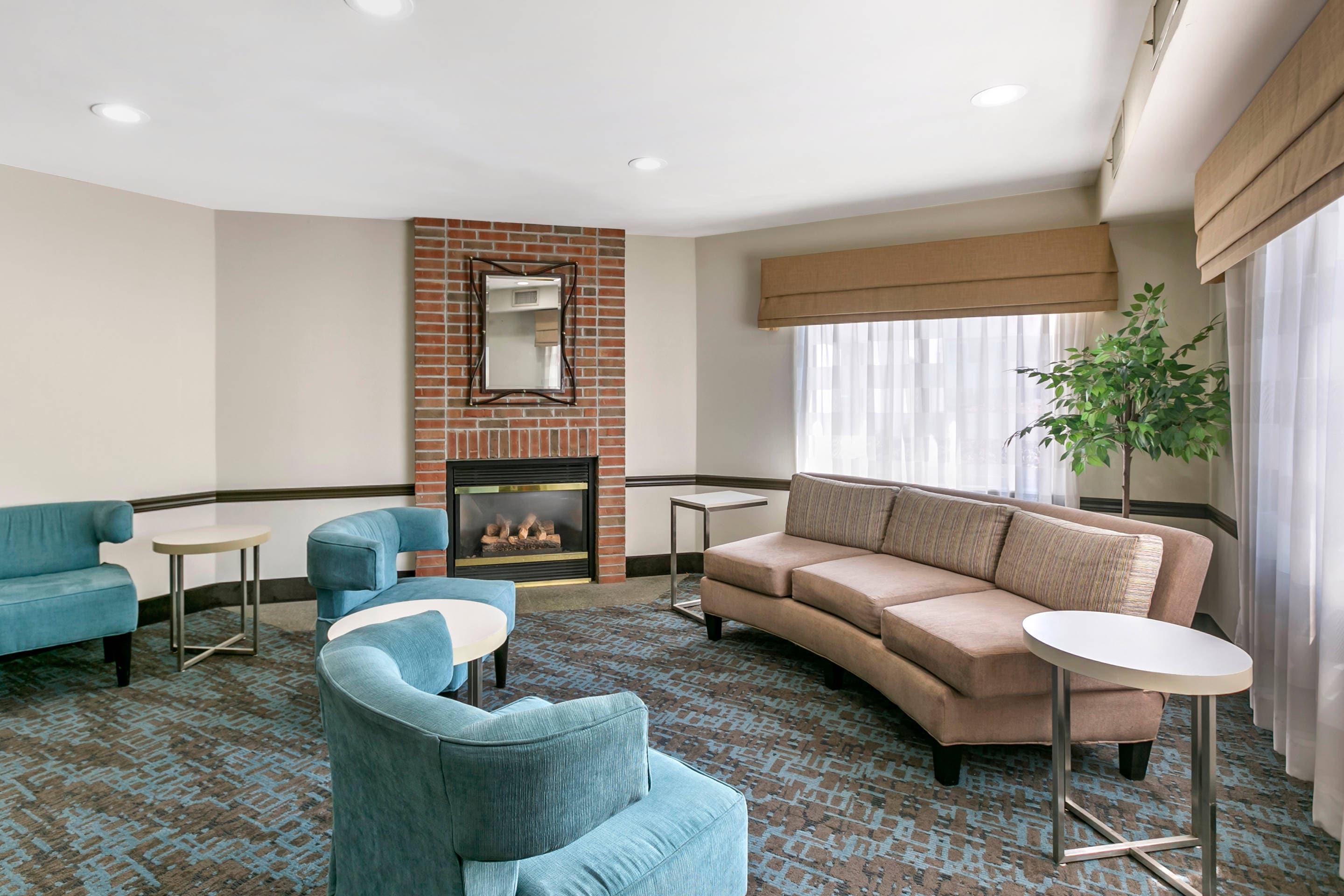 Lobby with sitting area | Sleep Inn Allentown - Fogelsville