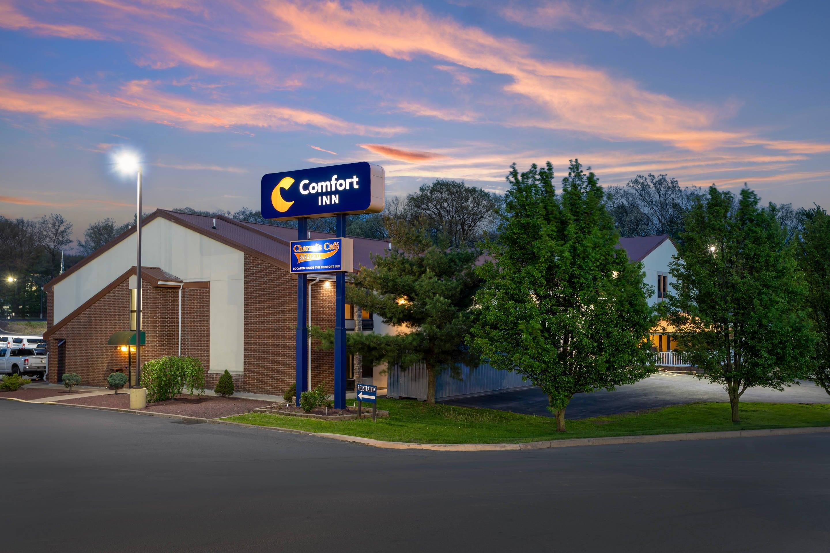 Hotel at Night | Comfort Inn West Hazleton