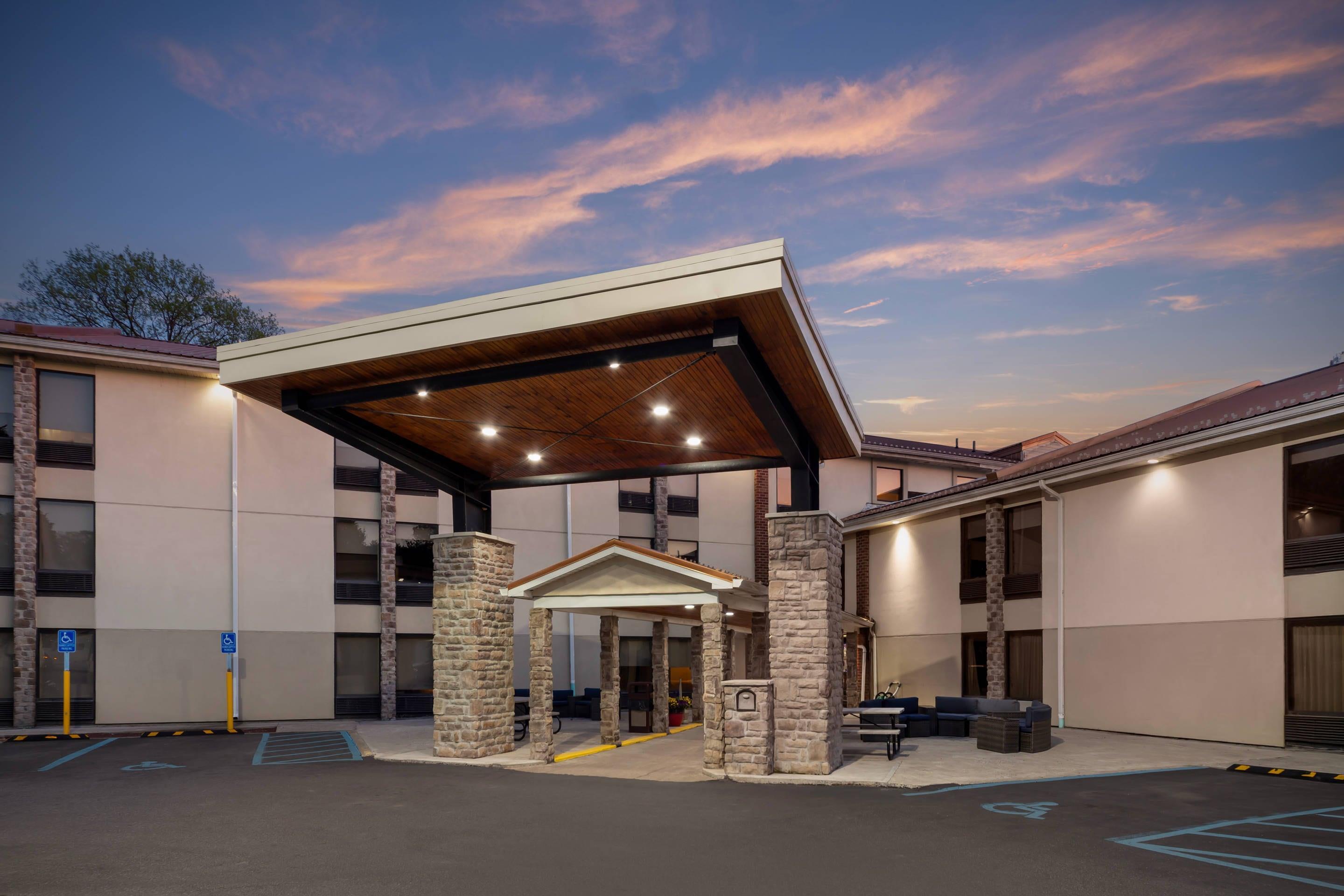 Hotel at Night | Comfort Inn West Hazleton