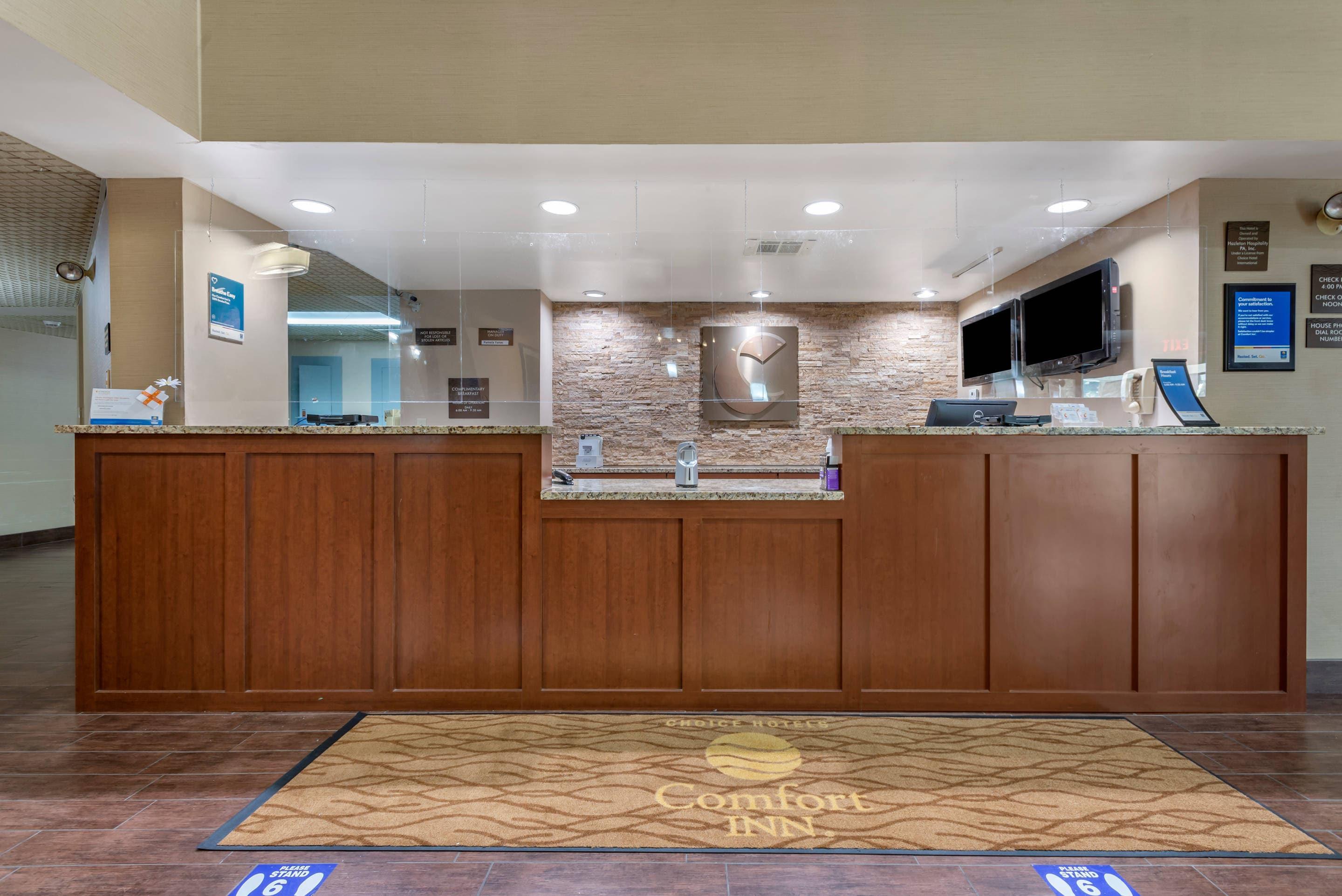 Front desk | Comfort Inn West Hazleton