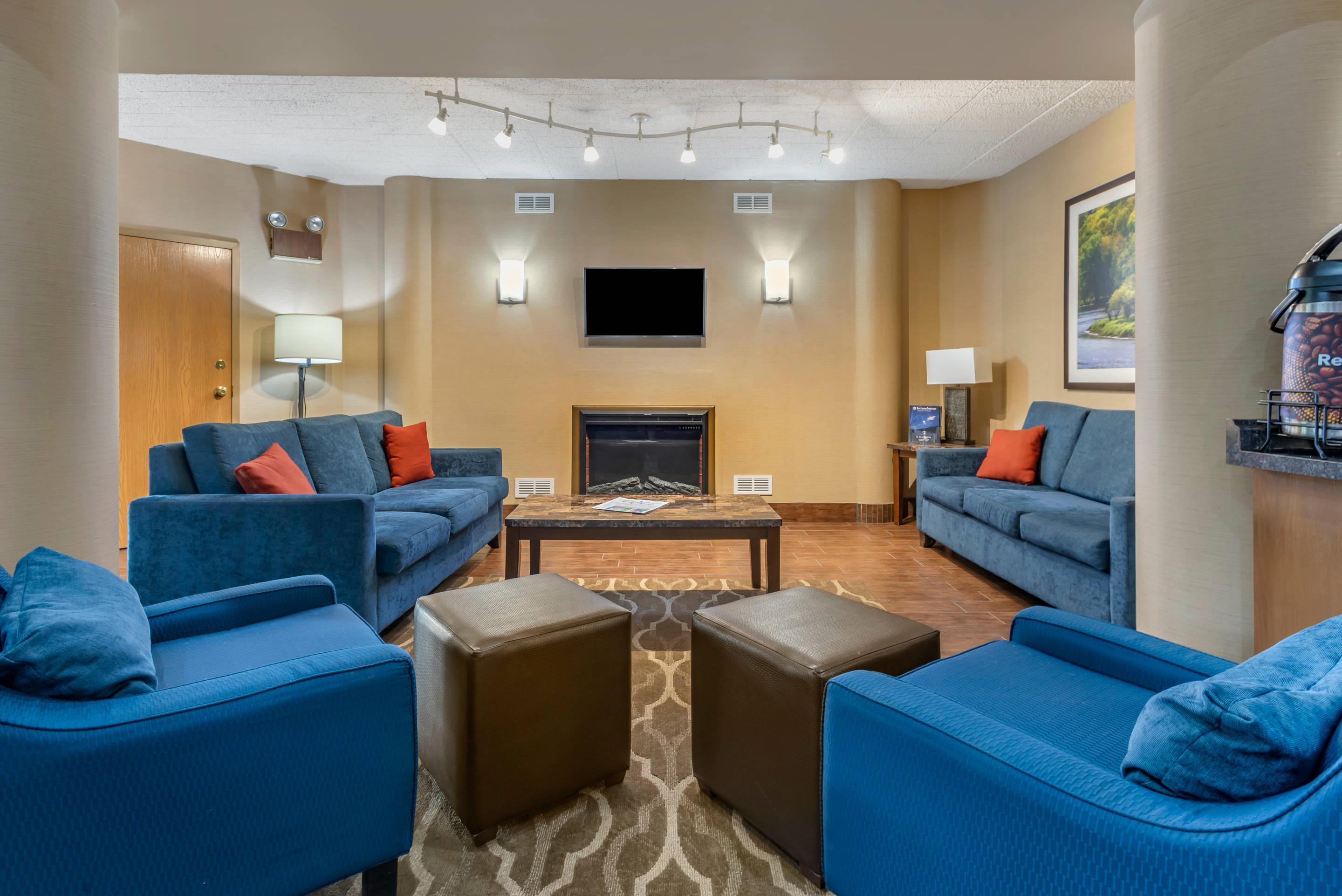 Lobby with sitting area | Comfort Inn West Hazleton
