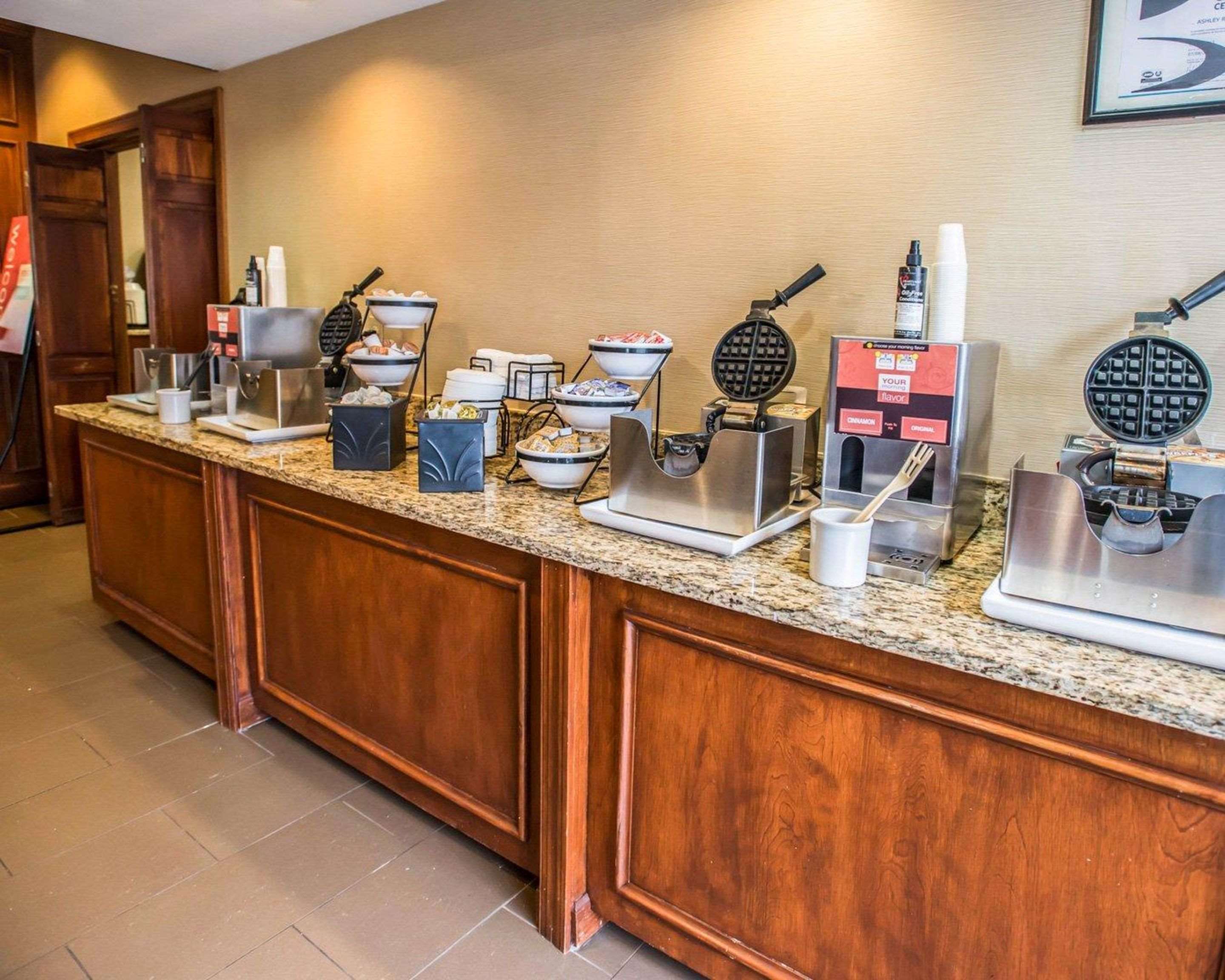 Free breakfast with waffles | Comfort Inn at the Park