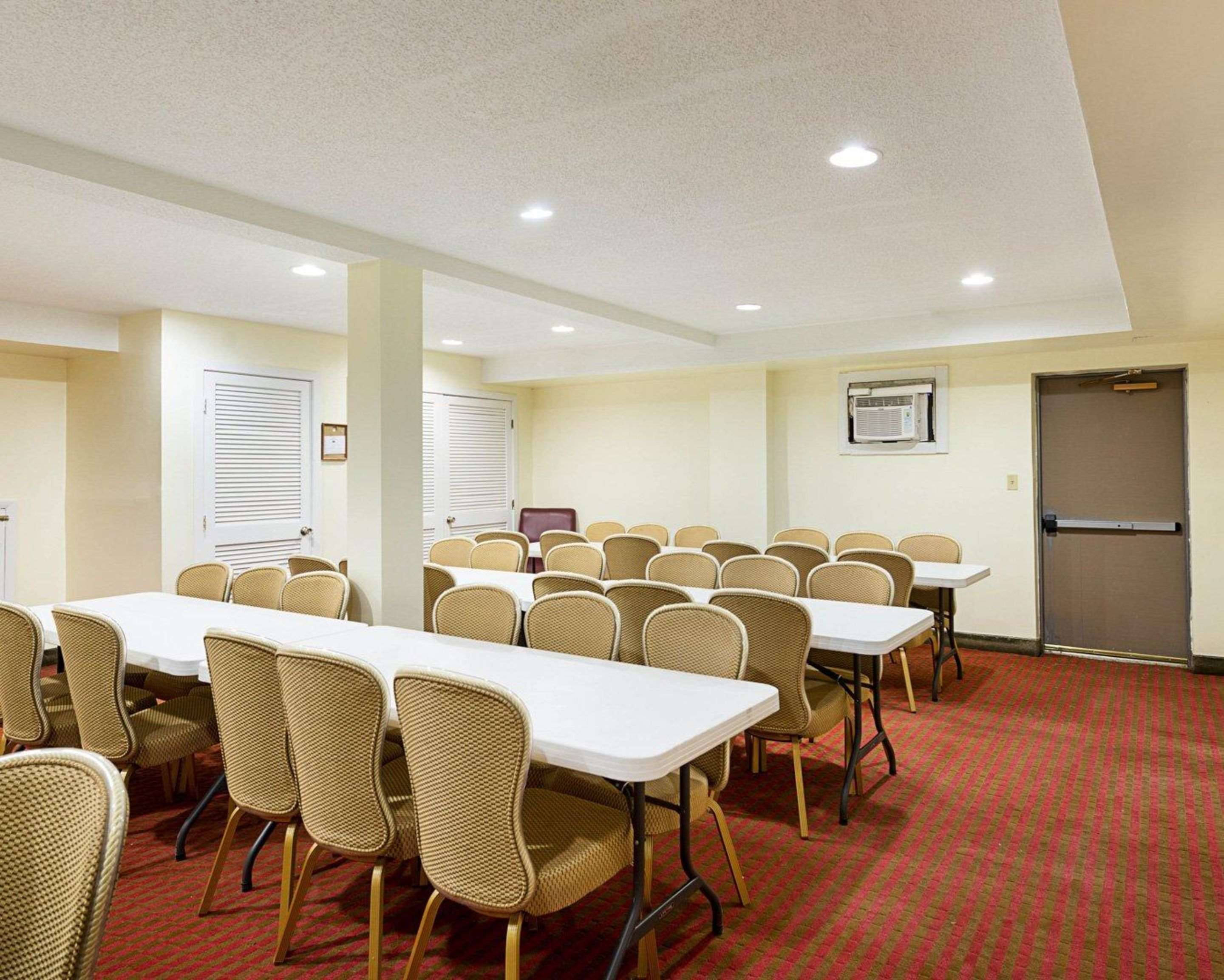 Meeting room with theater-style setup | Quality Inn & Suites - Gettysburg