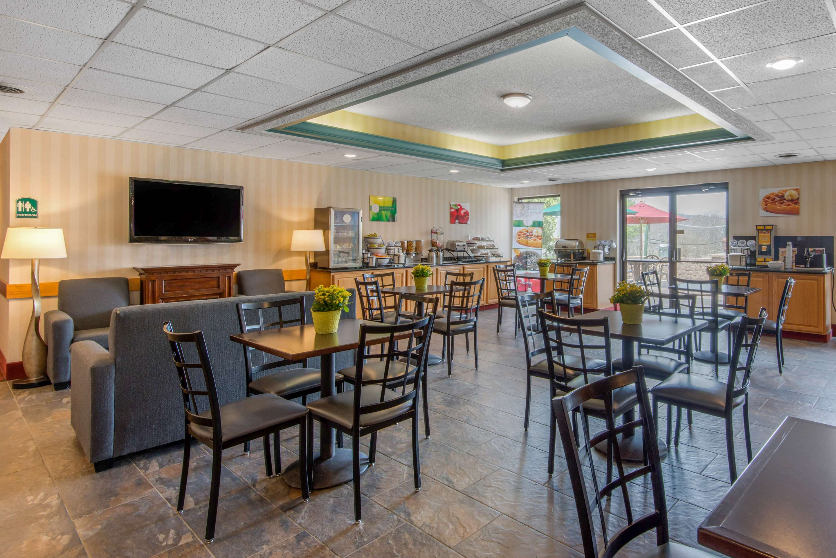 Enjoy breakfast in this seating area | Quality Inn & Suites