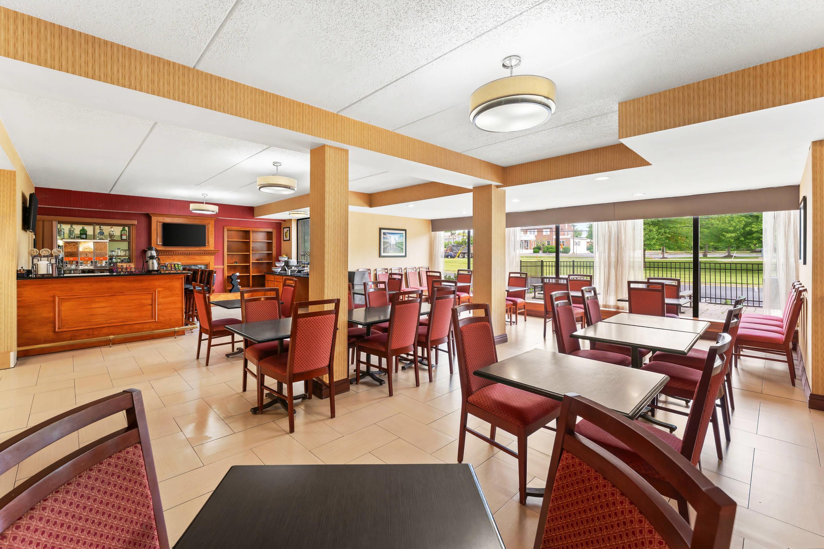 Breakfast area | Comfort Inn Lehigh Valley West - Allentown