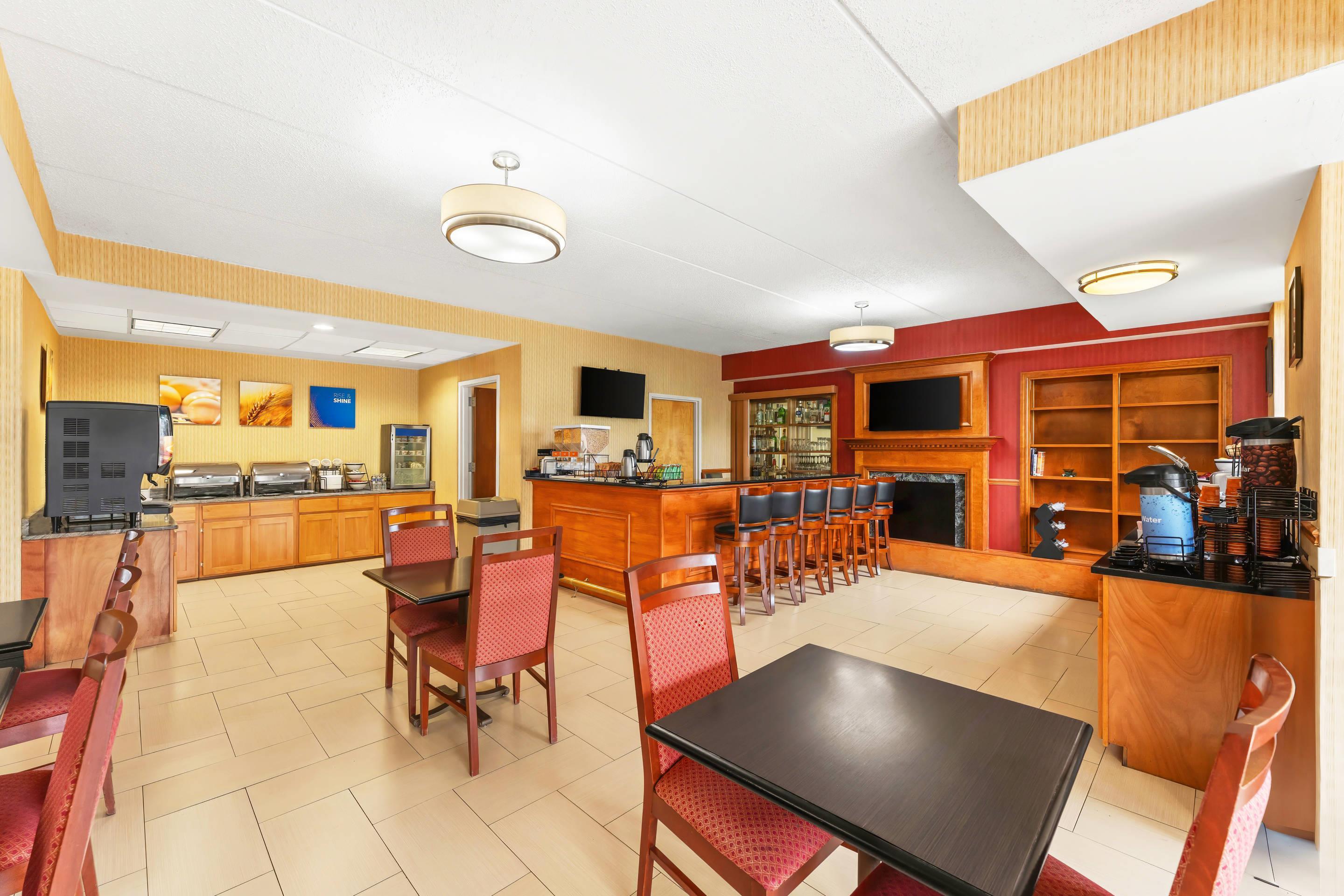 Breakfast area | Comfort Inn Lehigh Valley West - Allentown