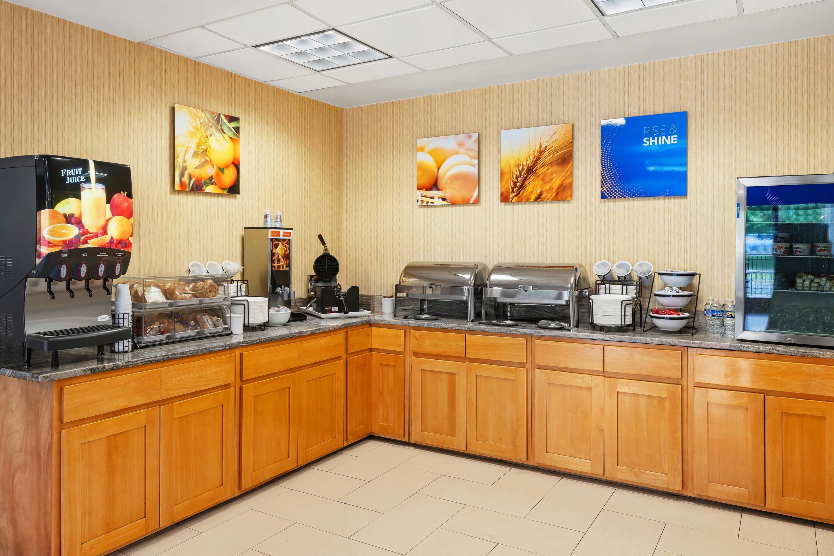Breakfast area | Comfort Inn Lehigh Valley West - Allentown