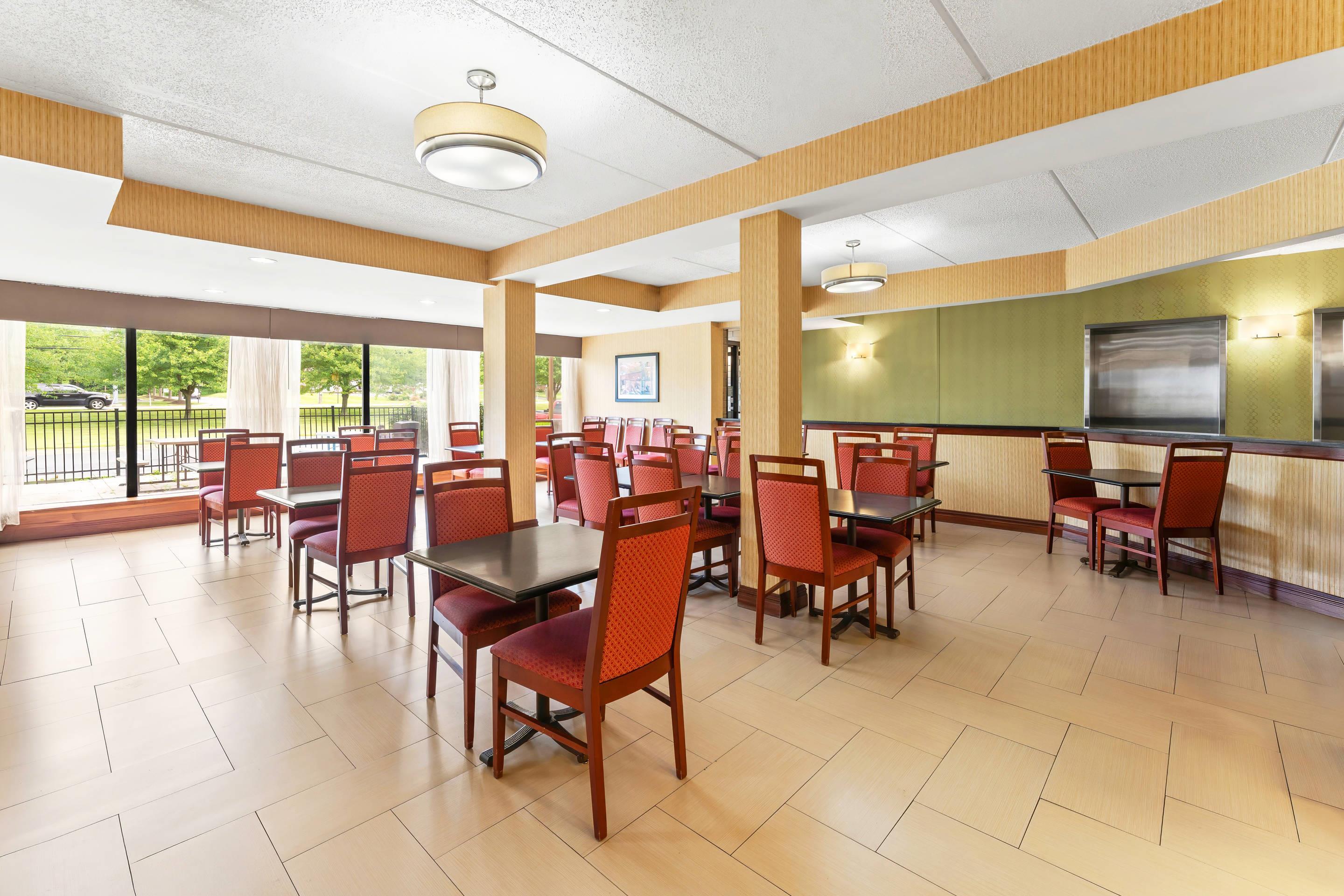 Breakfast area | Comfort Inn Lehigh Valley West - Allentown