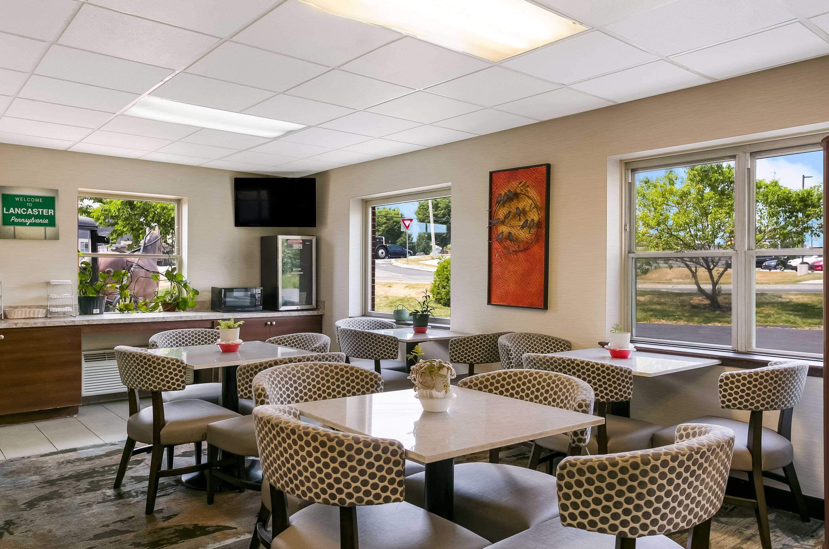 Breakfast area | Econo Lodge Amish Country