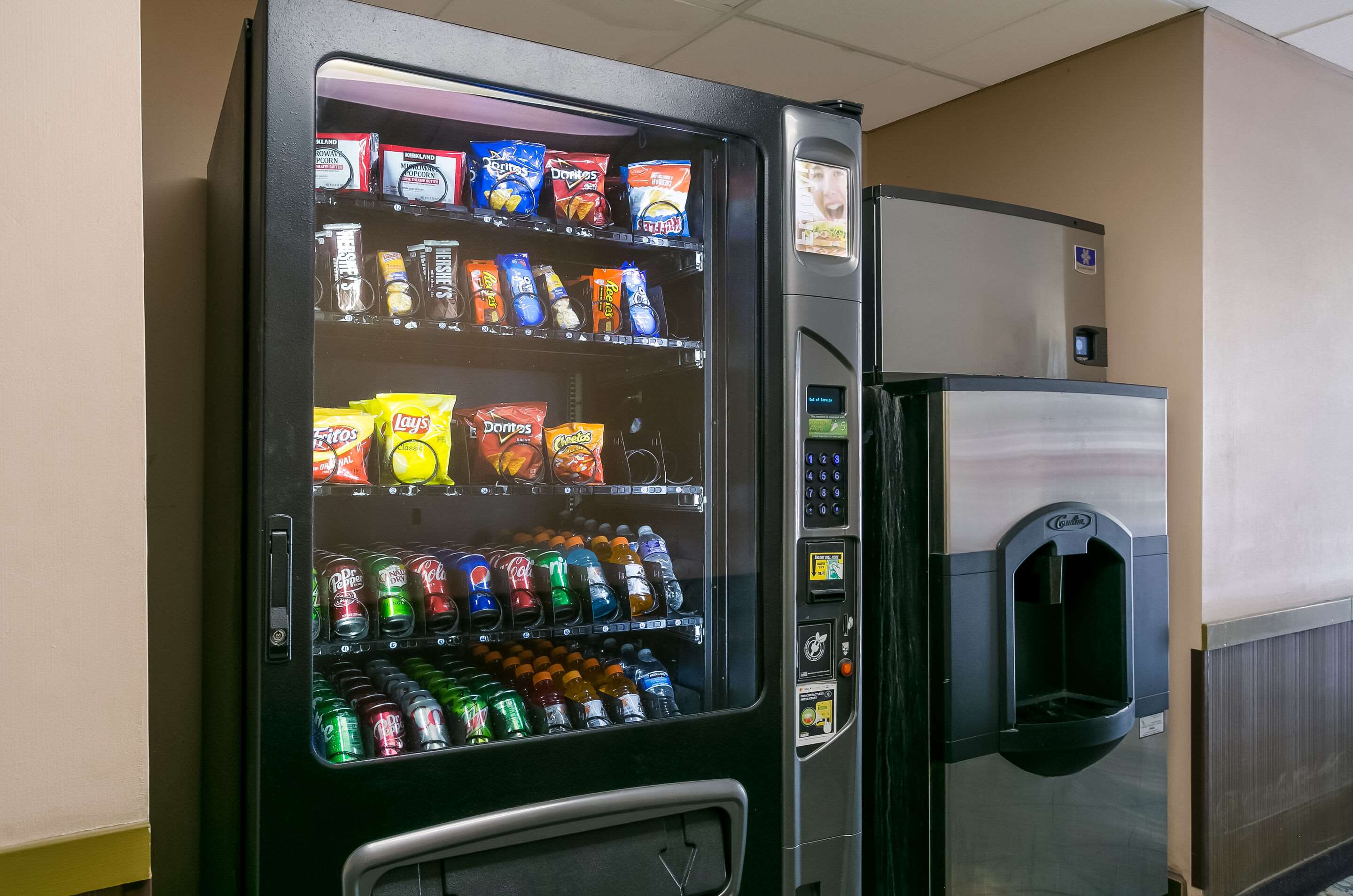 Hotel vending area | Econo Lodge Amish Country