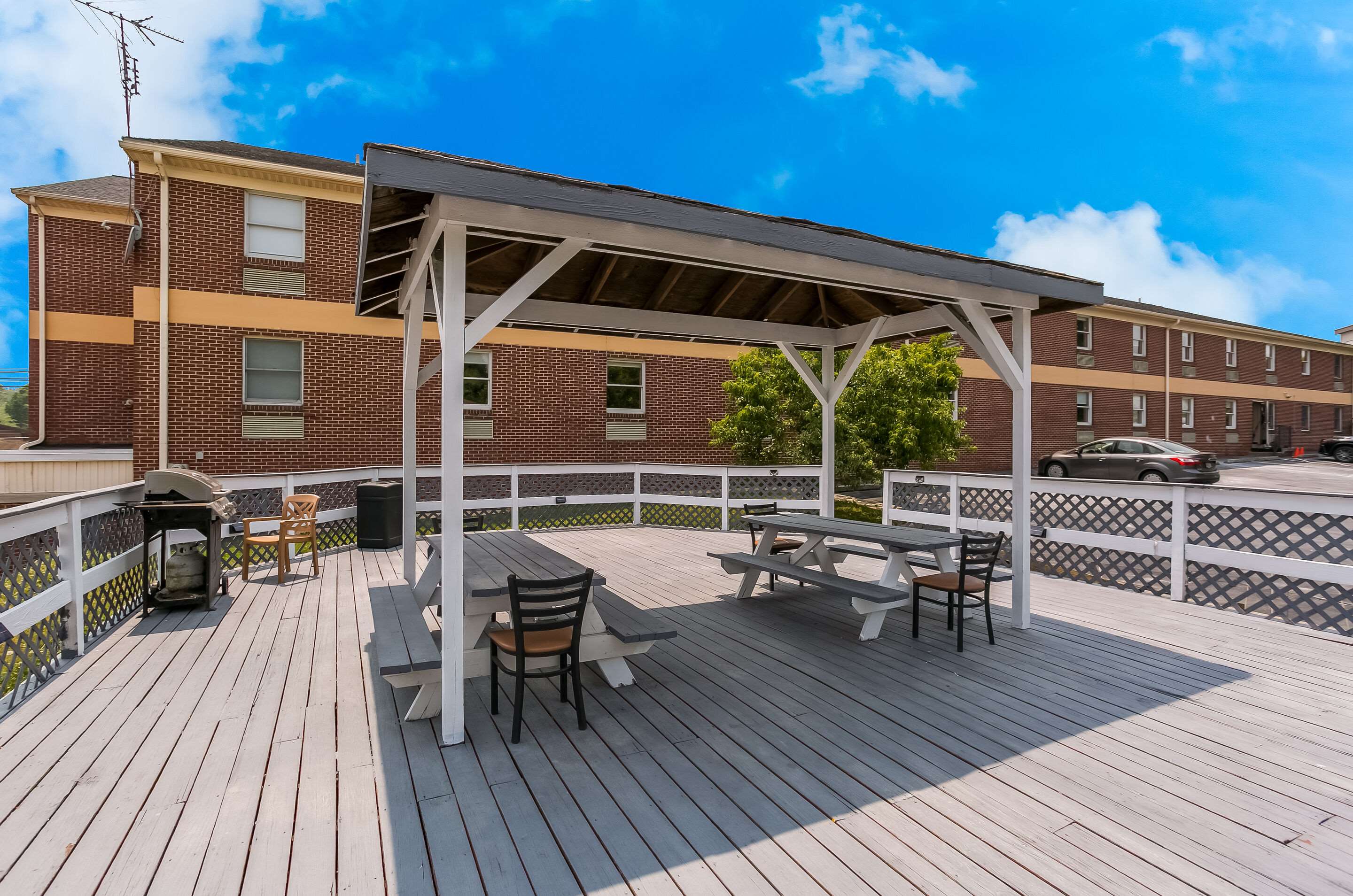 Hotel patio | Econo Lodge Amish Country